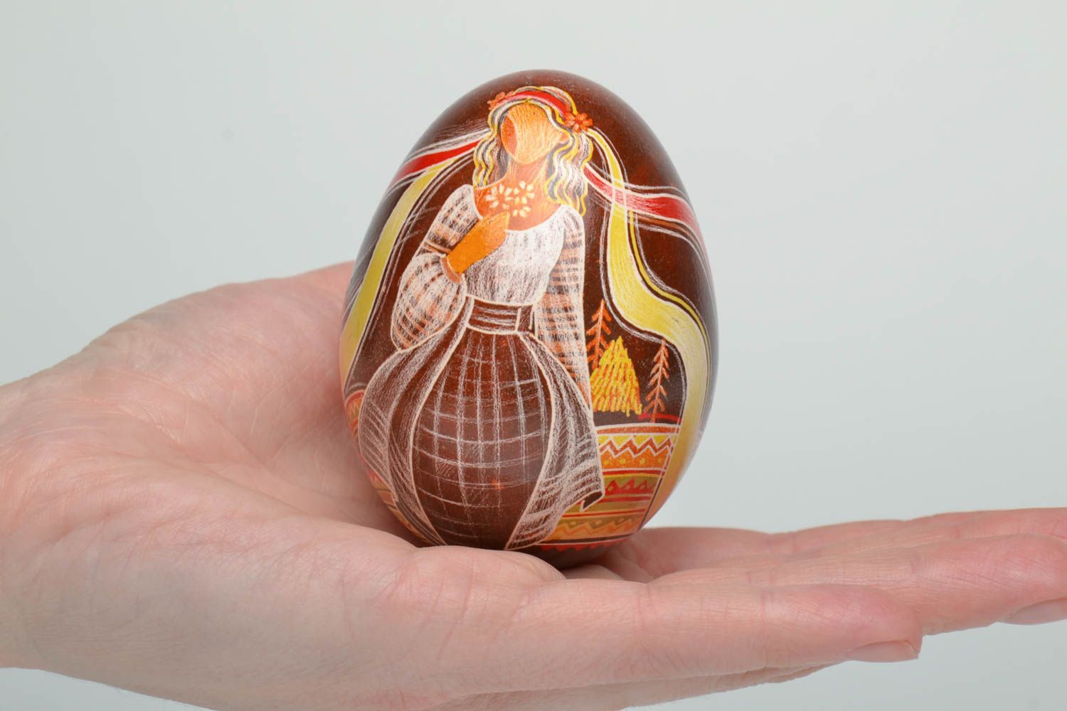 Oeuf de Pâques peint avec ornements grattés fait main décoratif original photo 5