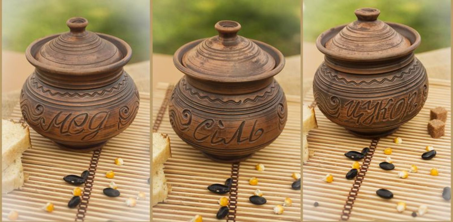 Assortimento di barattoli di argilla fatto a mano Set di barattoli in ceramica foto 2