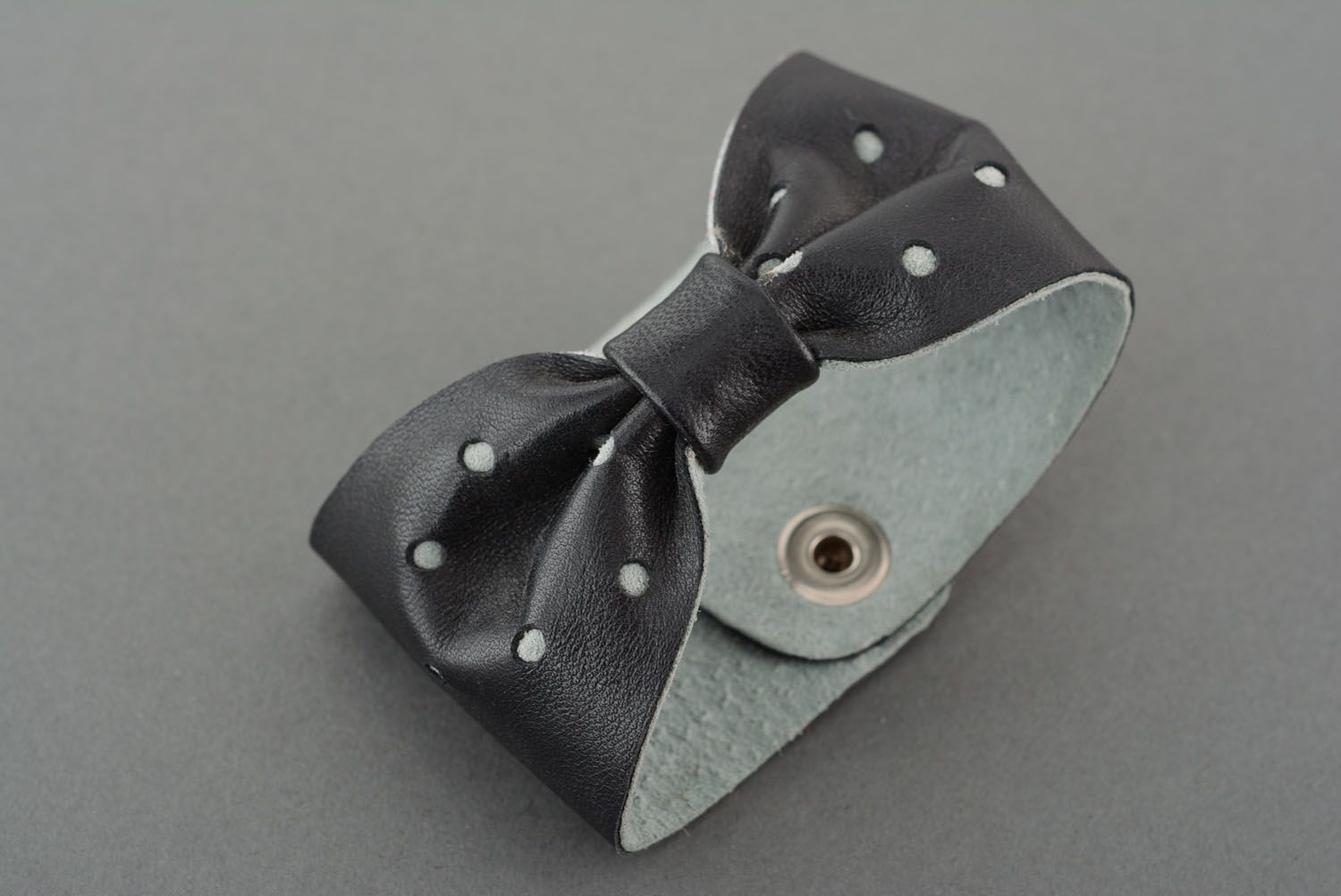 Pulseira de couro genuíno feita à mão preta em forma do laço  foto 2