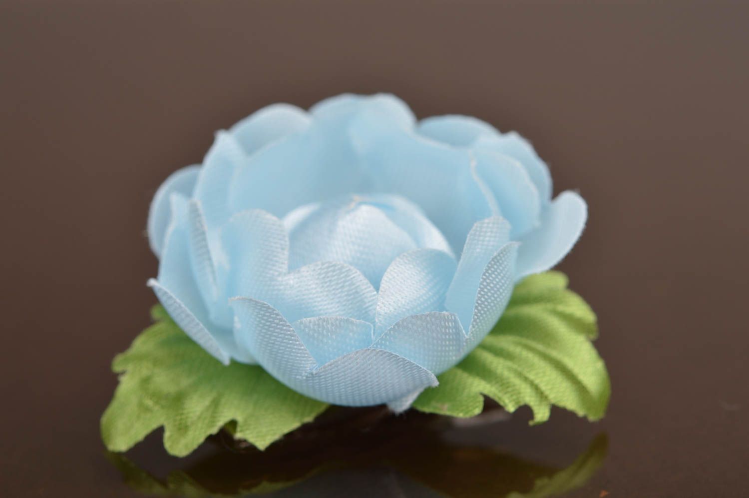 Pince à cheveux fleur bleu clair en tissu originale belle faite main pour fille photo 2