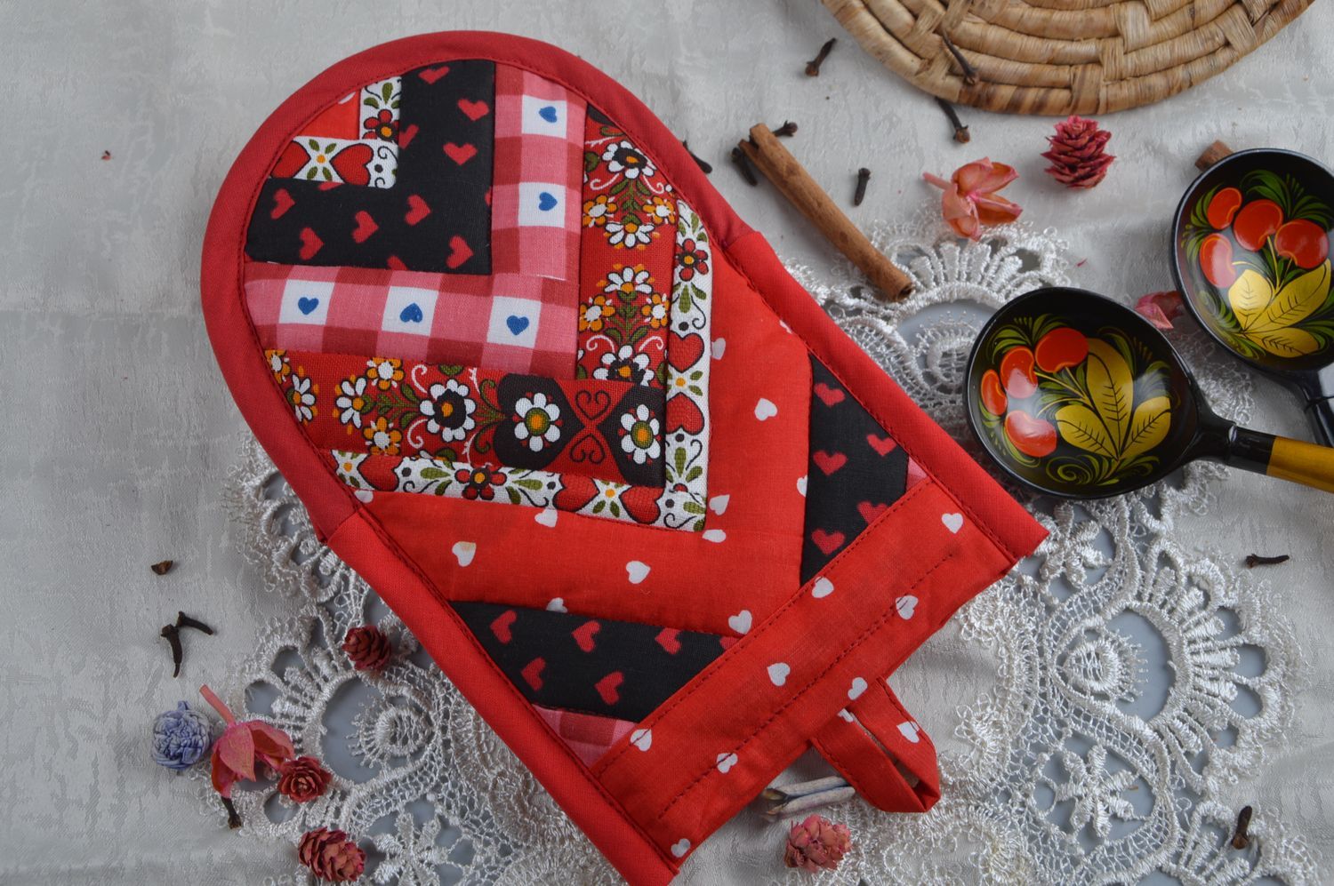 Handmade red patchwork hot pot holder sewn of fabric with eyelet for kitchen photo 3