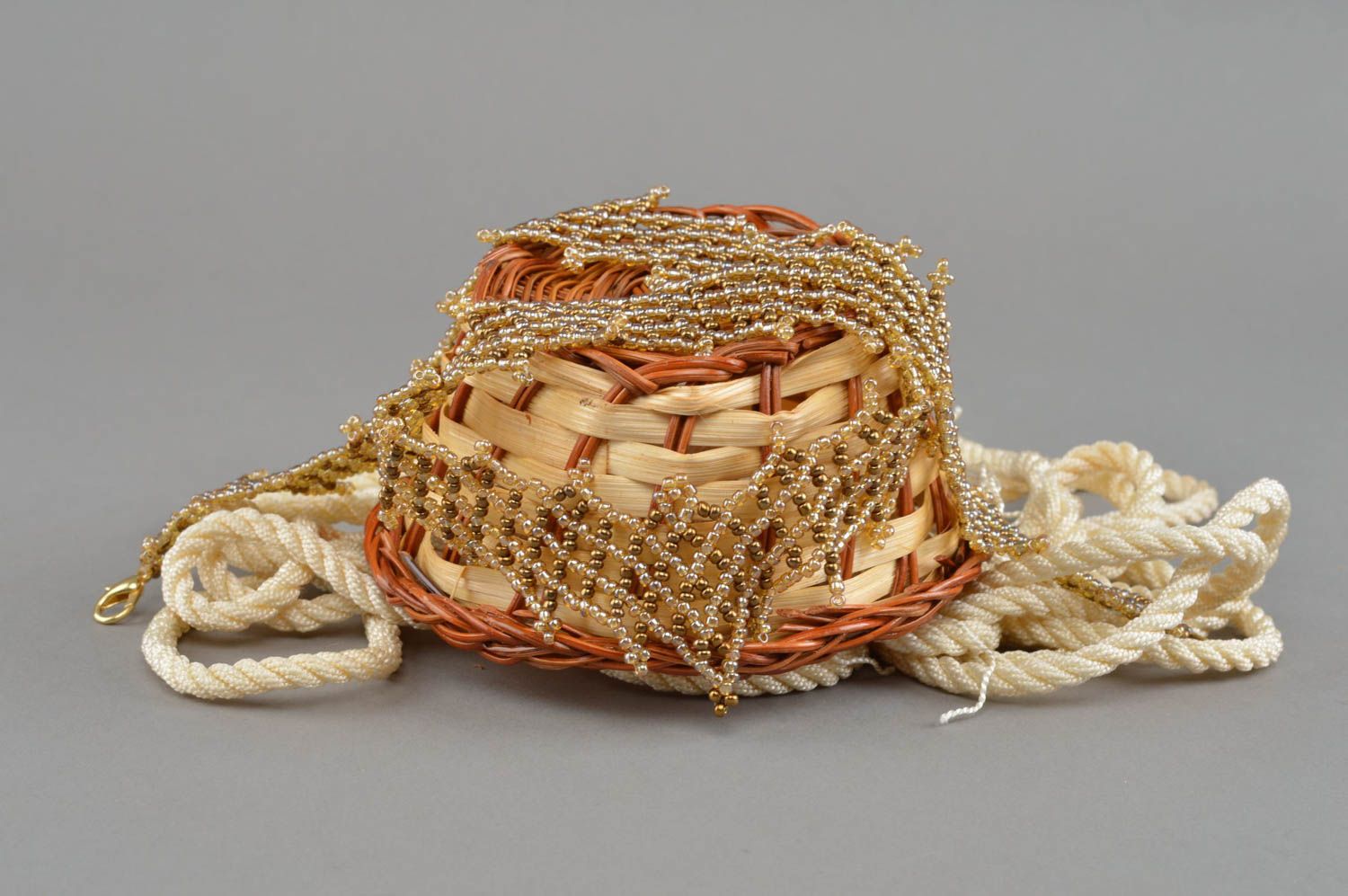 Ожерелье из бисера плетеное ручной работы оригинальное золотистое красивое фото 1