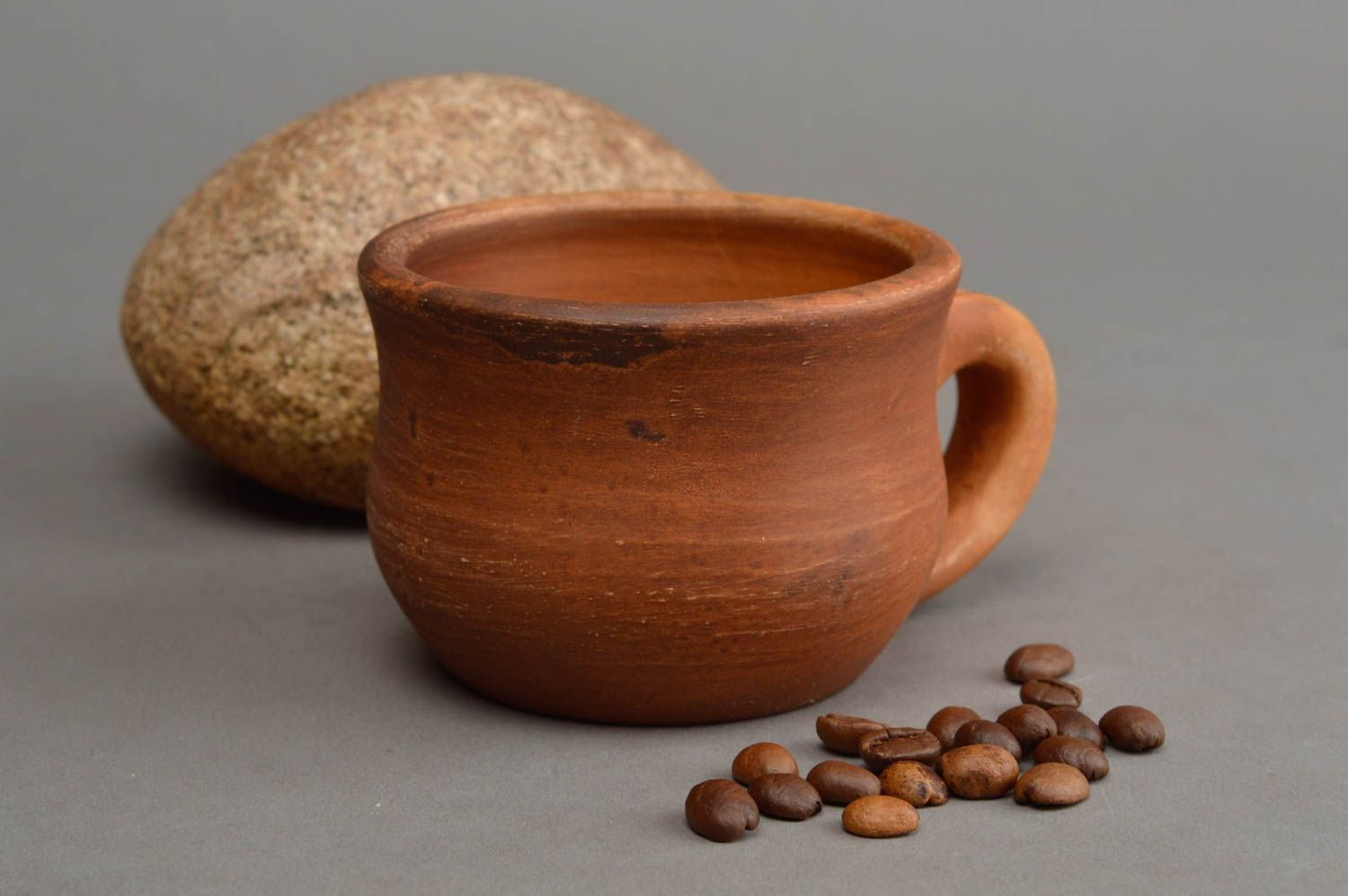 Керамическая чашка объемом 100 мл красивая коричневая лепная ручной работы фото 1
