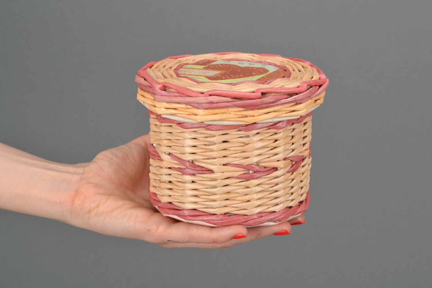 Newspaper woven basket Red Heart photo 2