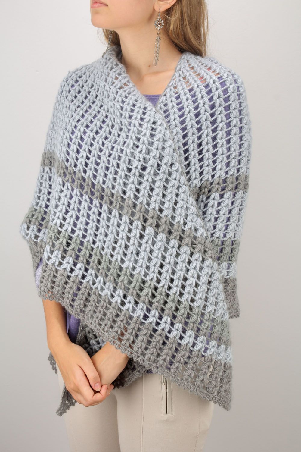 Châle en laine tricoté fait main gris chaud et joli accessoire pour femme photo 1