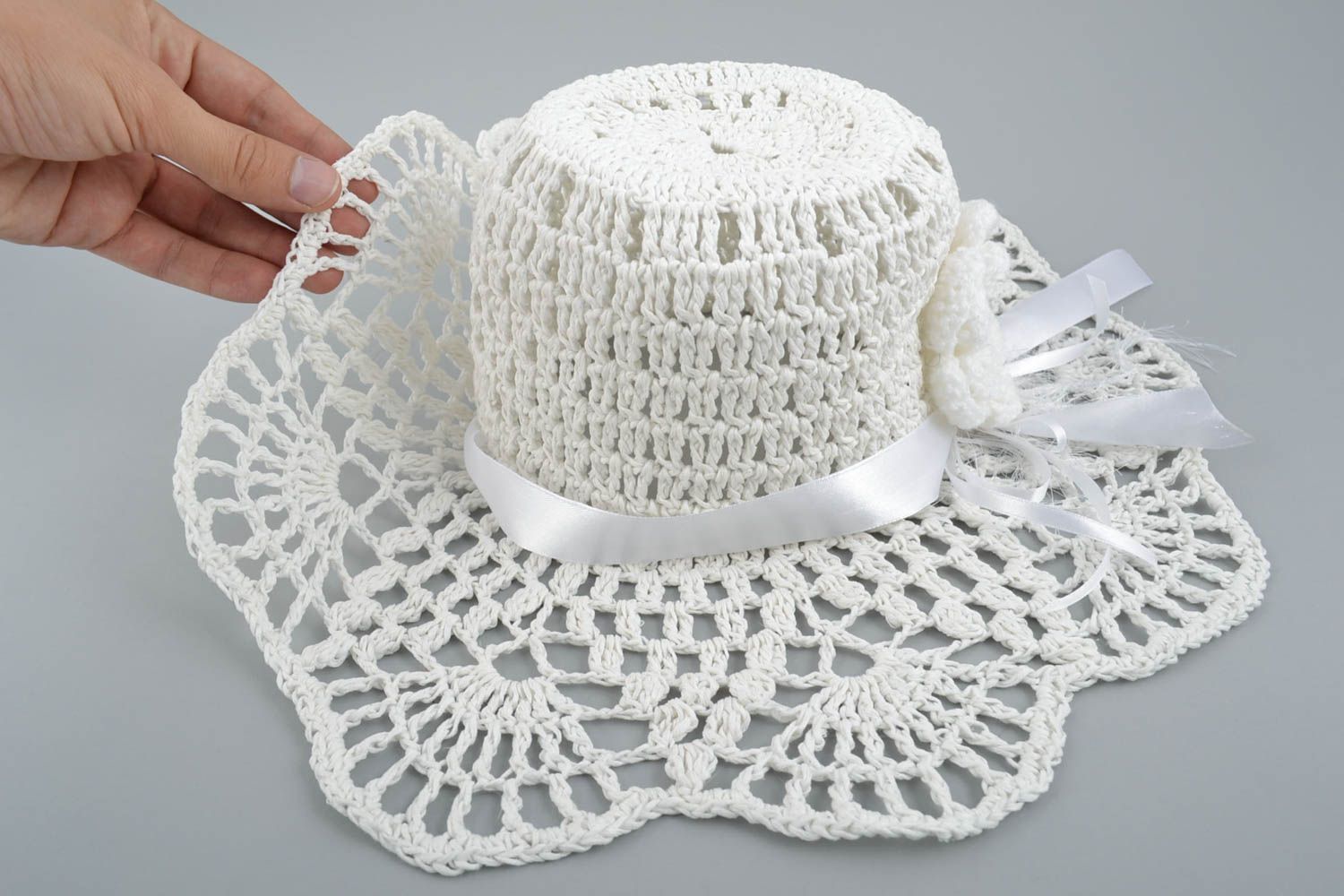 Chapeau d'été ajouré blanc avec fleur fait main en fils cotonniers accessoire photo 3