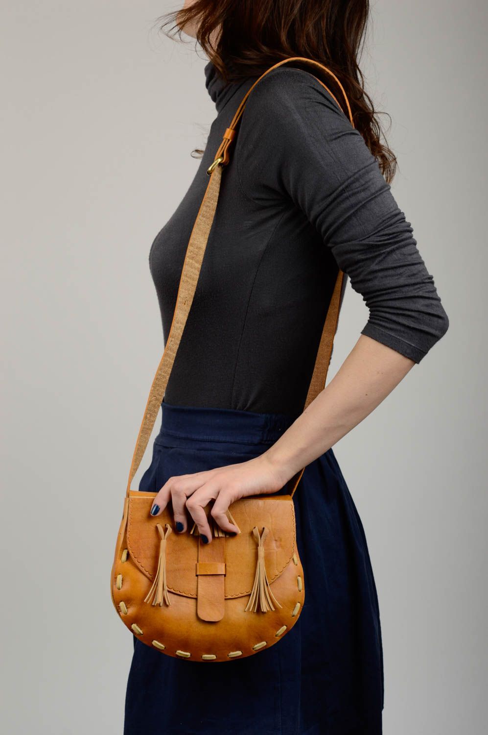 Сумка ручной работы сумка через плечо коричневая сумка из кожи с кисточками фото 2