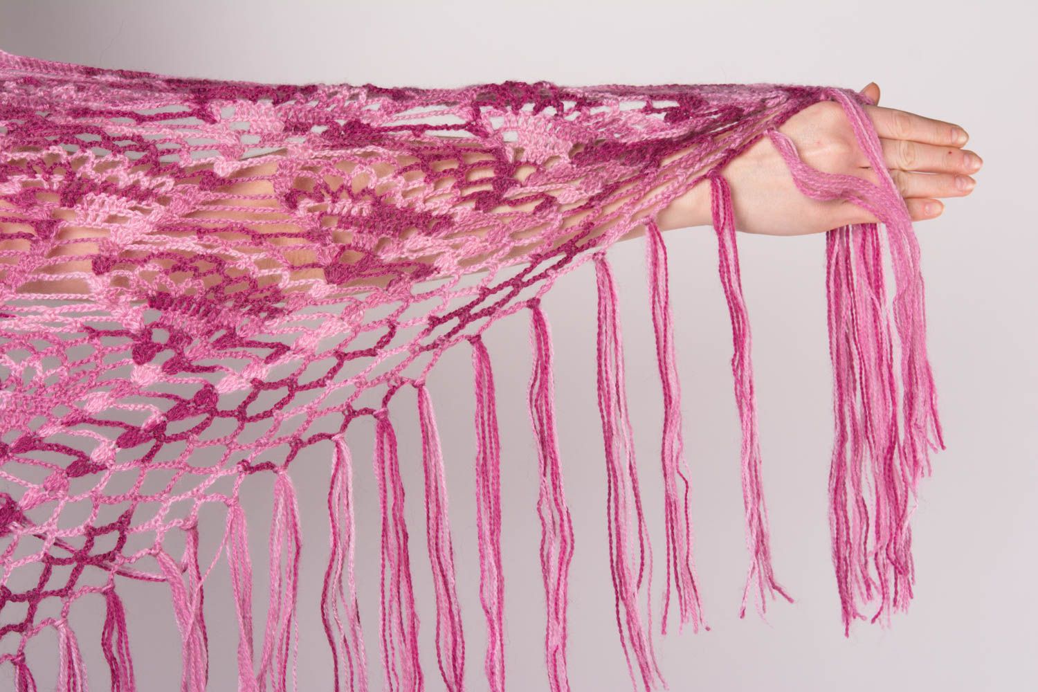 Châle tricoté avec des aiguilles fait main en laine ajouré rose cadeau femme photo 5