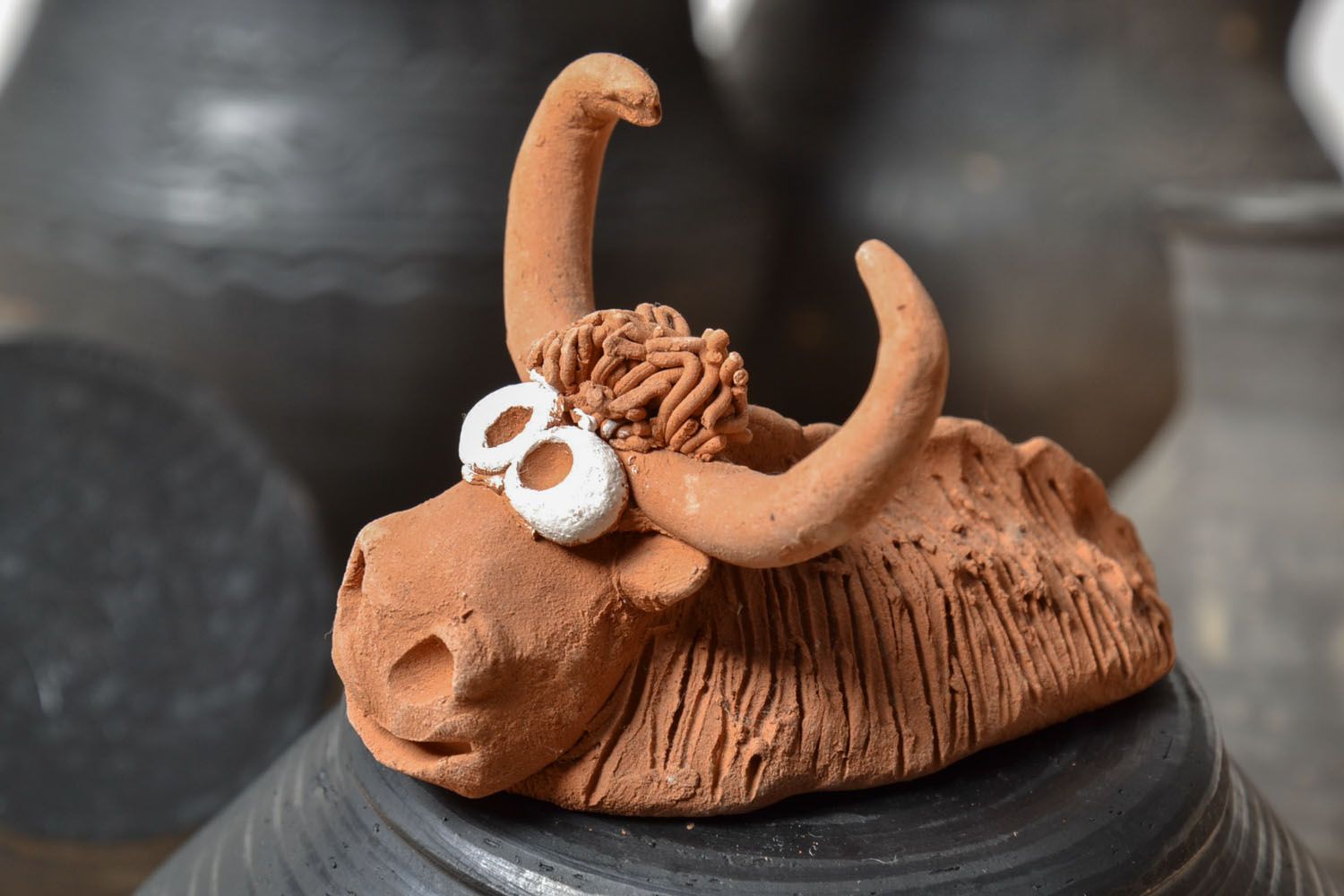 Statuetta toro in argilla fatta a mano figurina decorativa in ceramica 
 foto 1