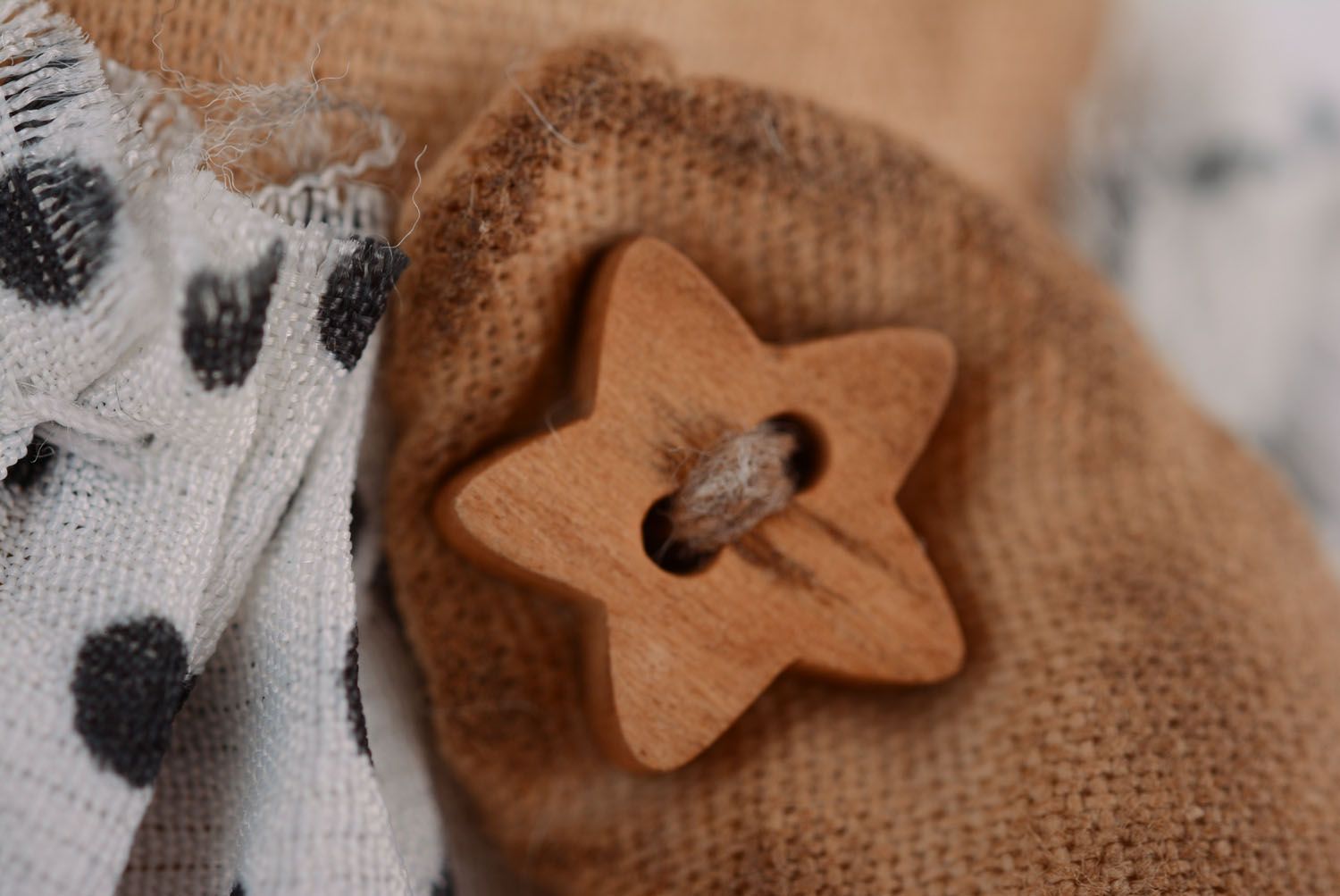 Brinquedo macio de tecido feito à mão com cheiro de café Gata num vestido  foto 3