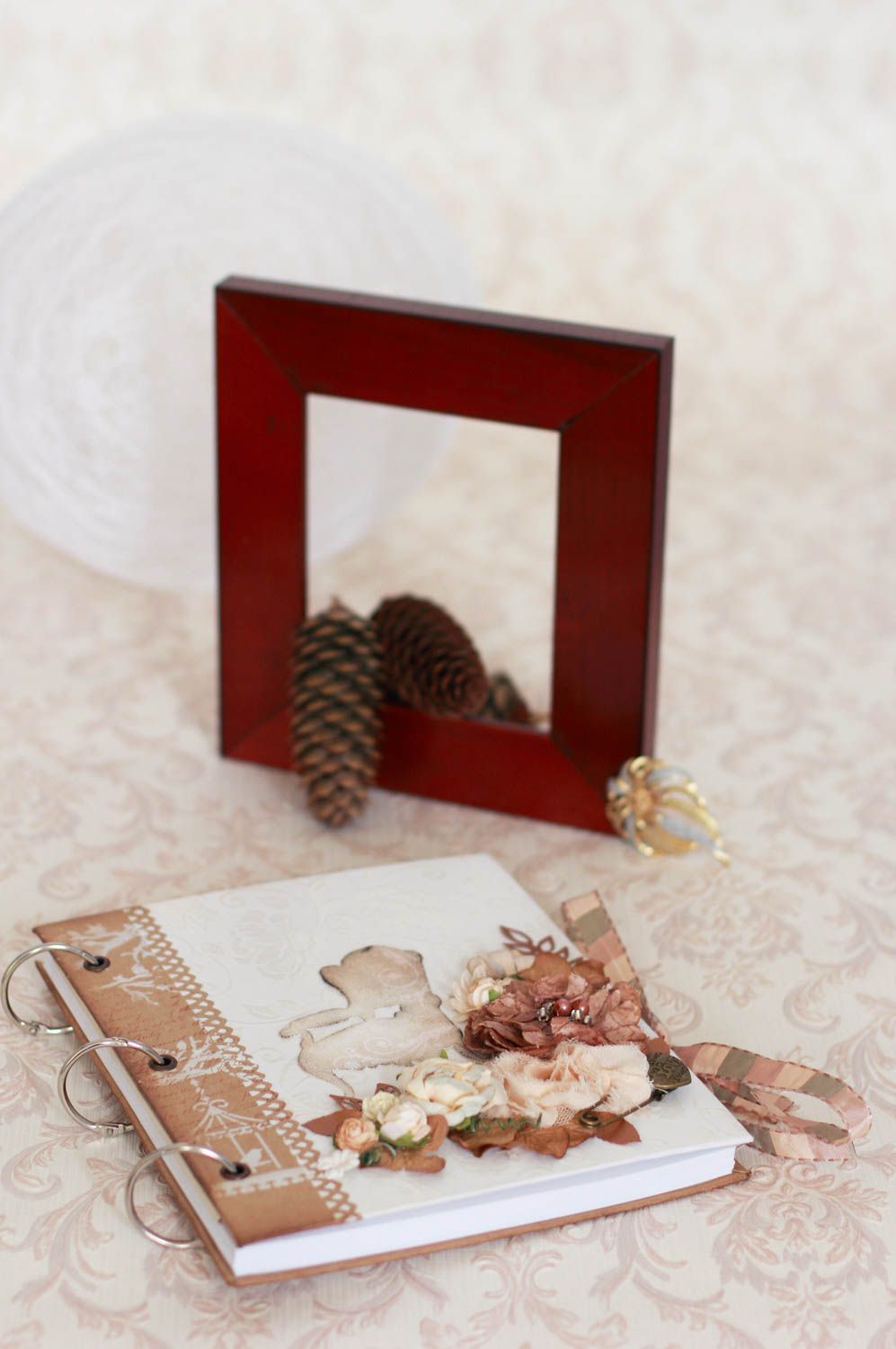 Livre d'or à spirale en carton et papier scrap fait main blanc beige avec fleurs photo 1
