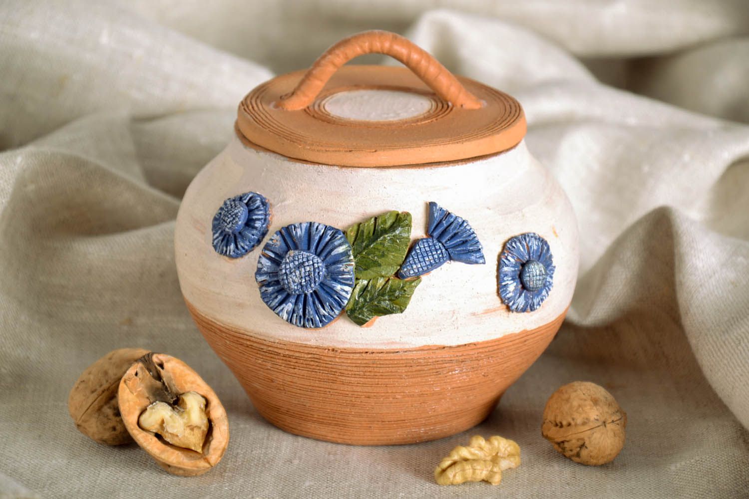Pote de cerâmica com tampa feito à mão pintado com tintas acrílicas foto 1