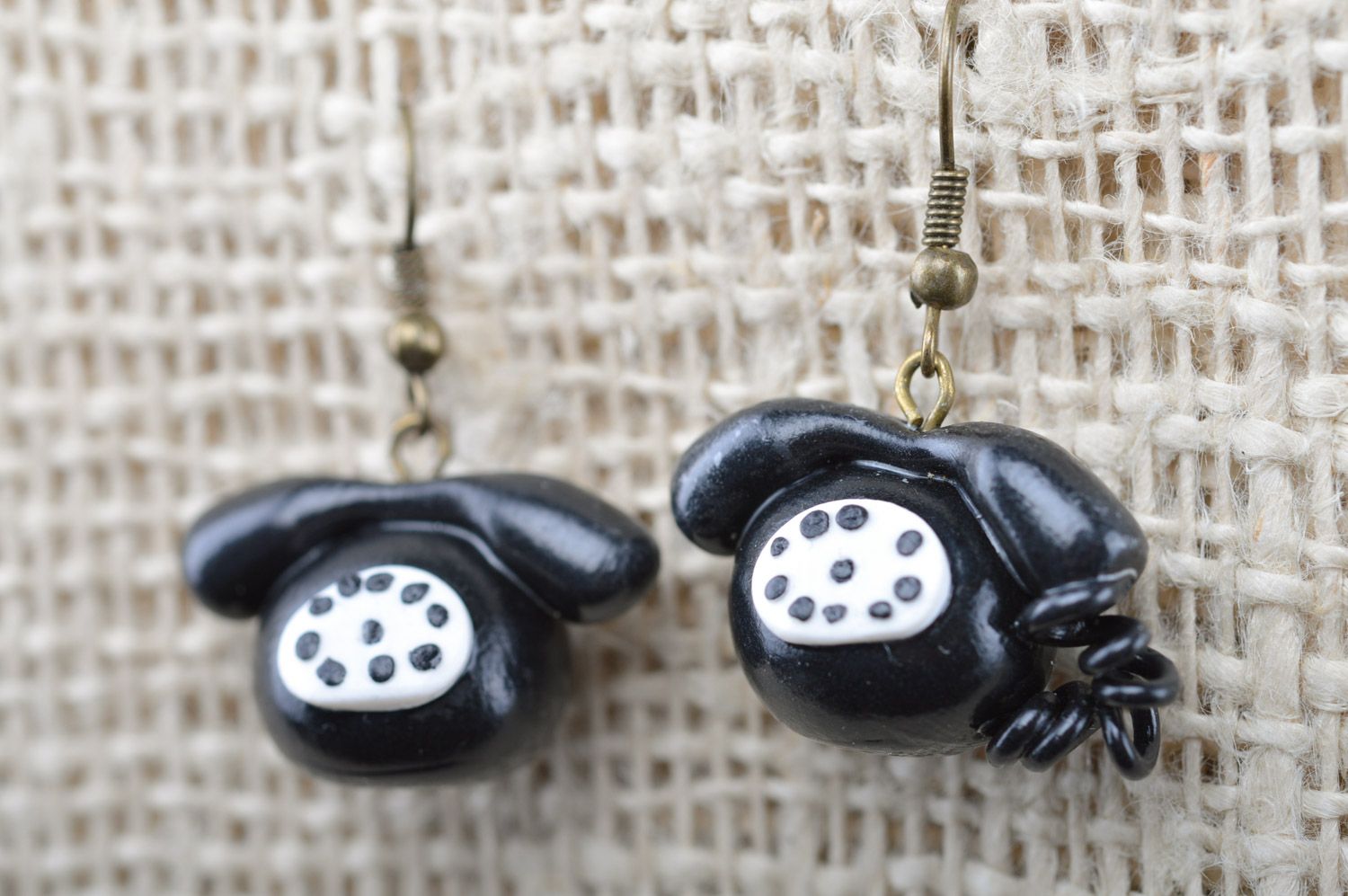 Handgemachte Ohrringe aus Ton mit Anhängern Telefonapparaten in Schwarz und Weiß foto 1