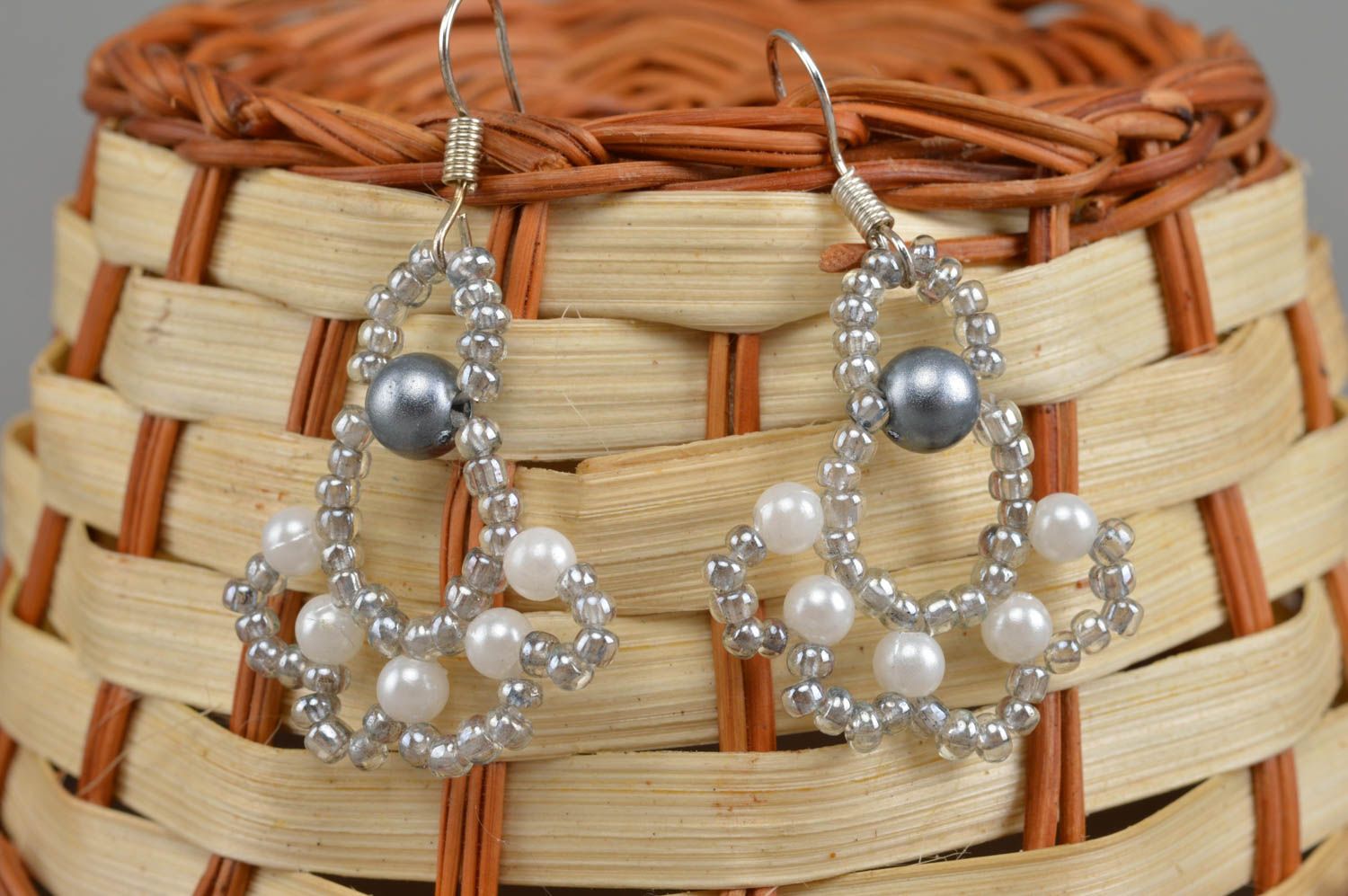Boucles d'oreilles en perles de rocaille faites main longues grandes blanc gris photo 1