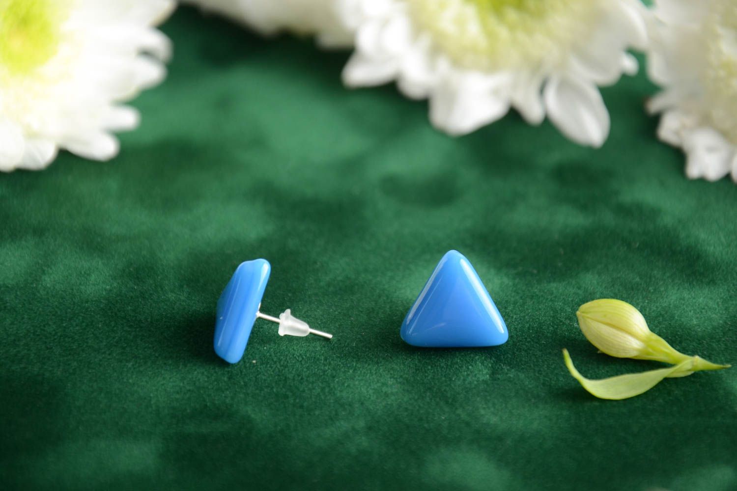 Boucles d'oreilles en verre faites main puces bleues originales triangles photo 1