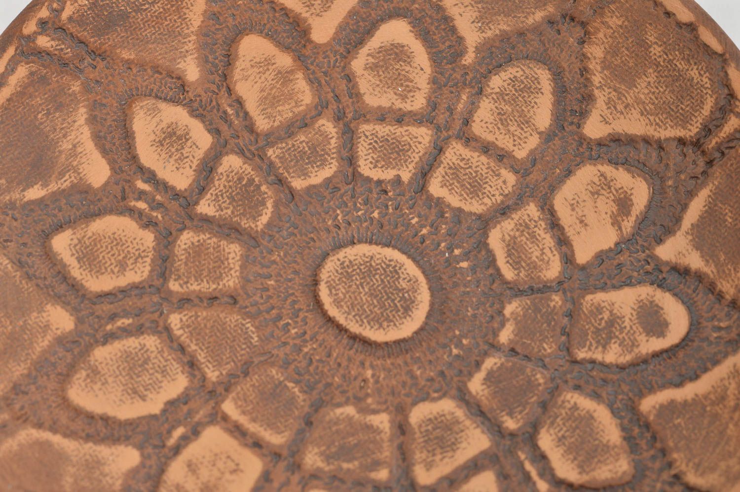 Schöner runder brauner Unterteller mit Muster aus Ton Öko Geschirr Handarbeit foto 5