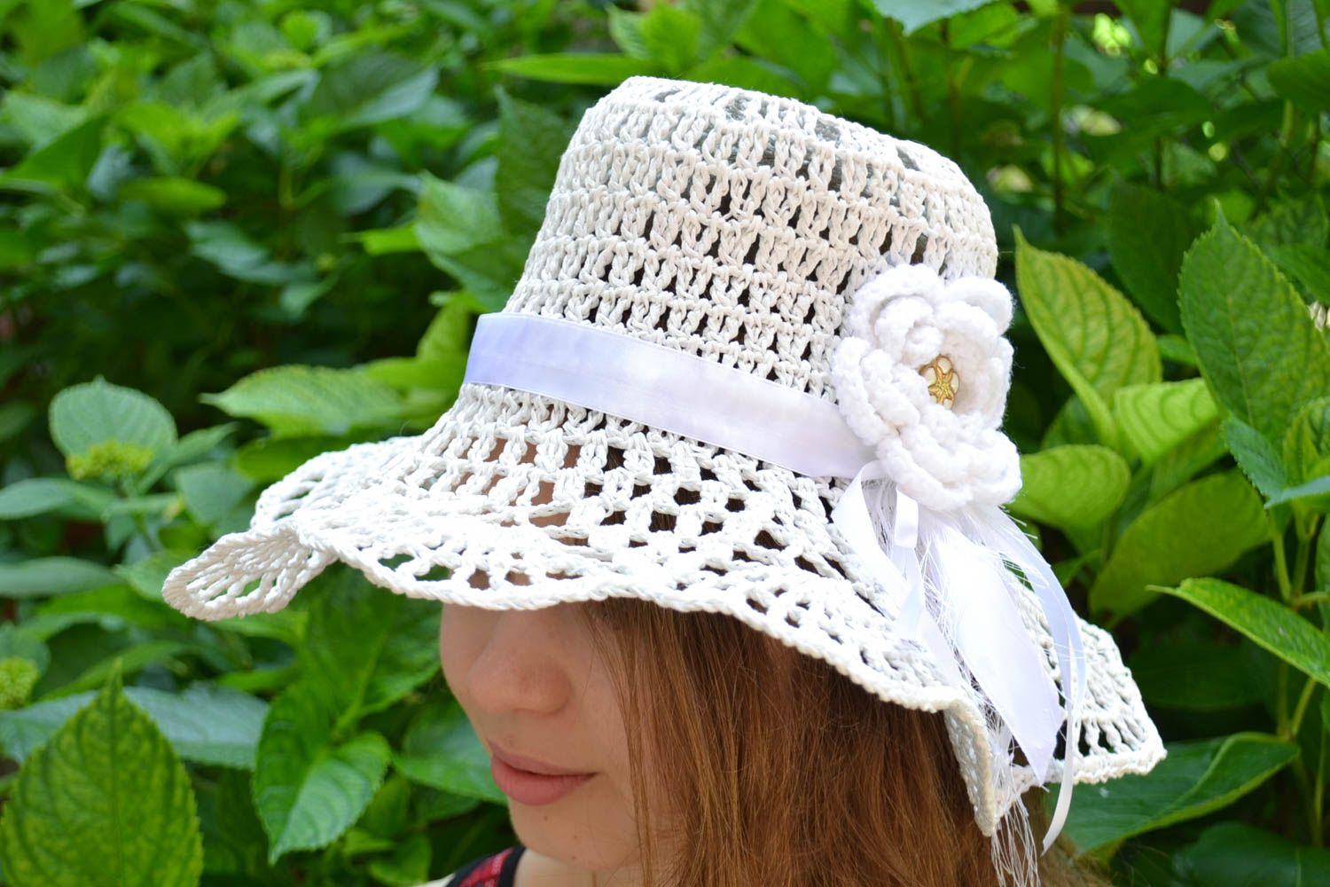 Chapeau d'été ajouré blanc avec fleur fait main en fils cotonniers accessoire photo 1