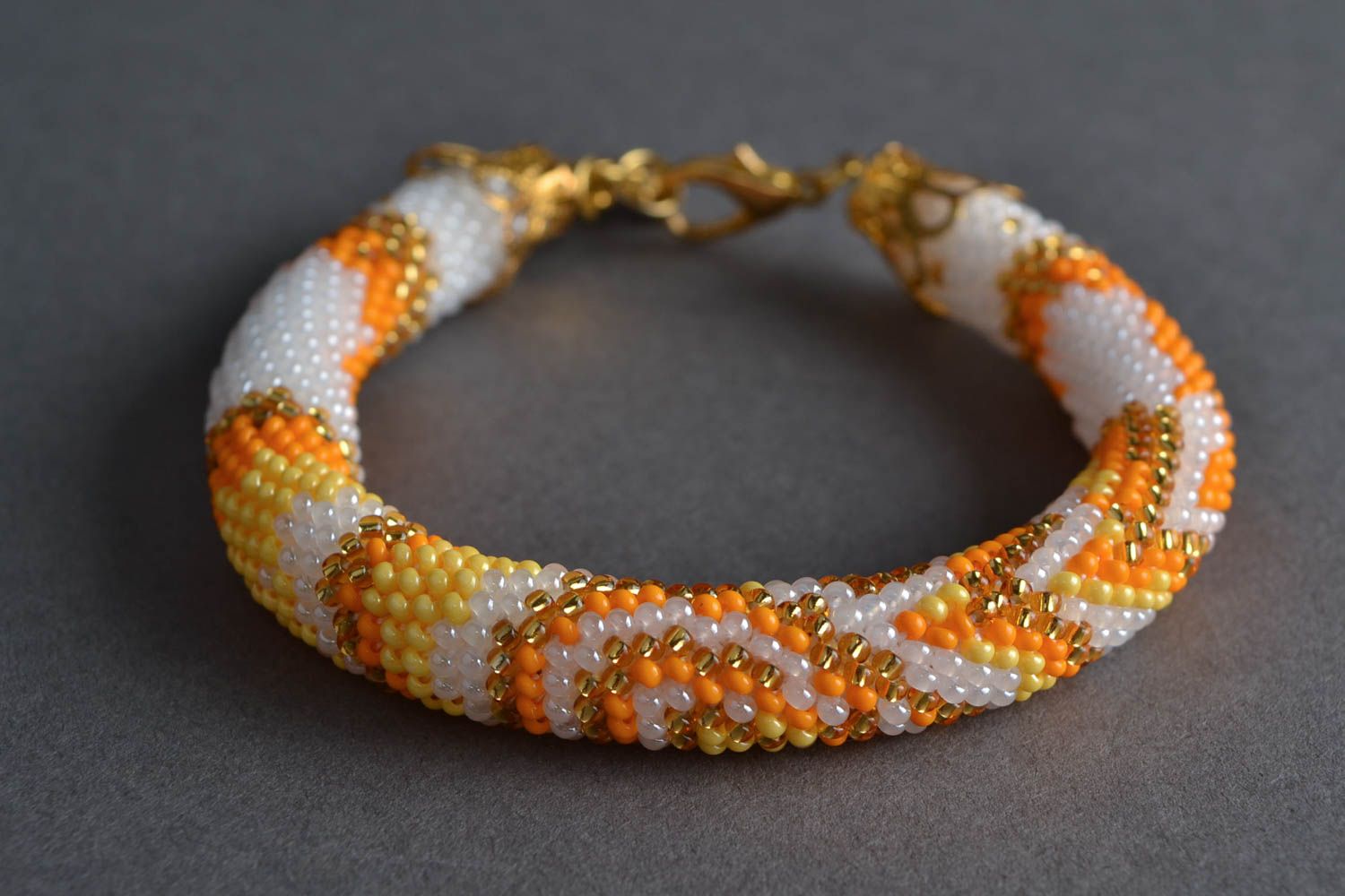 Bracelet en perles de rocaille tchèques au crochet blanc jaune fait main photo 1