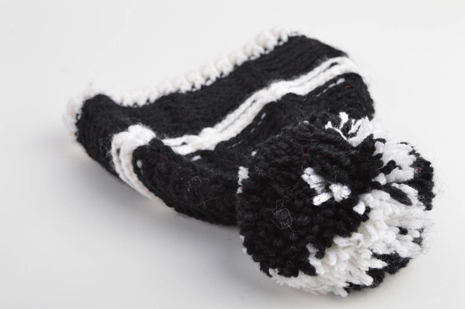 Bonnet tricot Chapeau au crochet fait main noir blanc pompon Vêtement enfant photo 4