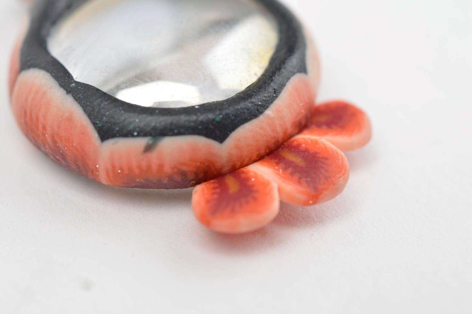 Boucles d'oreilles en pâte polymère faites main blanc-rouge en forme de pattes photo 5