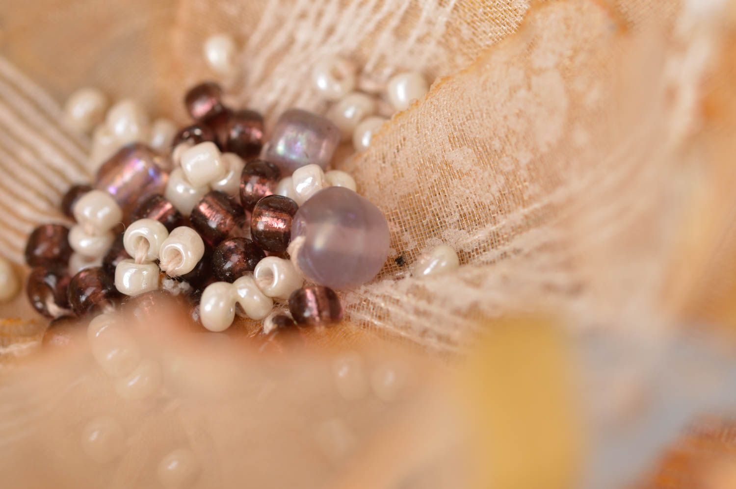 Brosche Haarspange Blume beige aus Textil und Glasperlen handmade Schmuck  foto 4