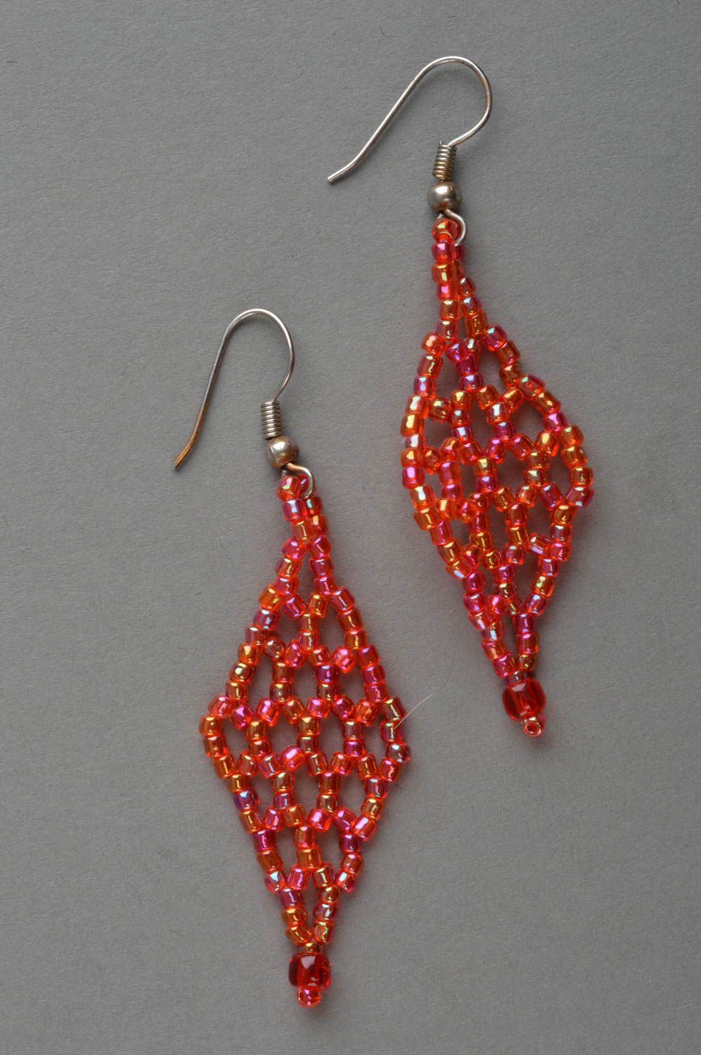 Boucles d'oreilles en perles de rocailles faites main rouges pendantes losanges photo 2