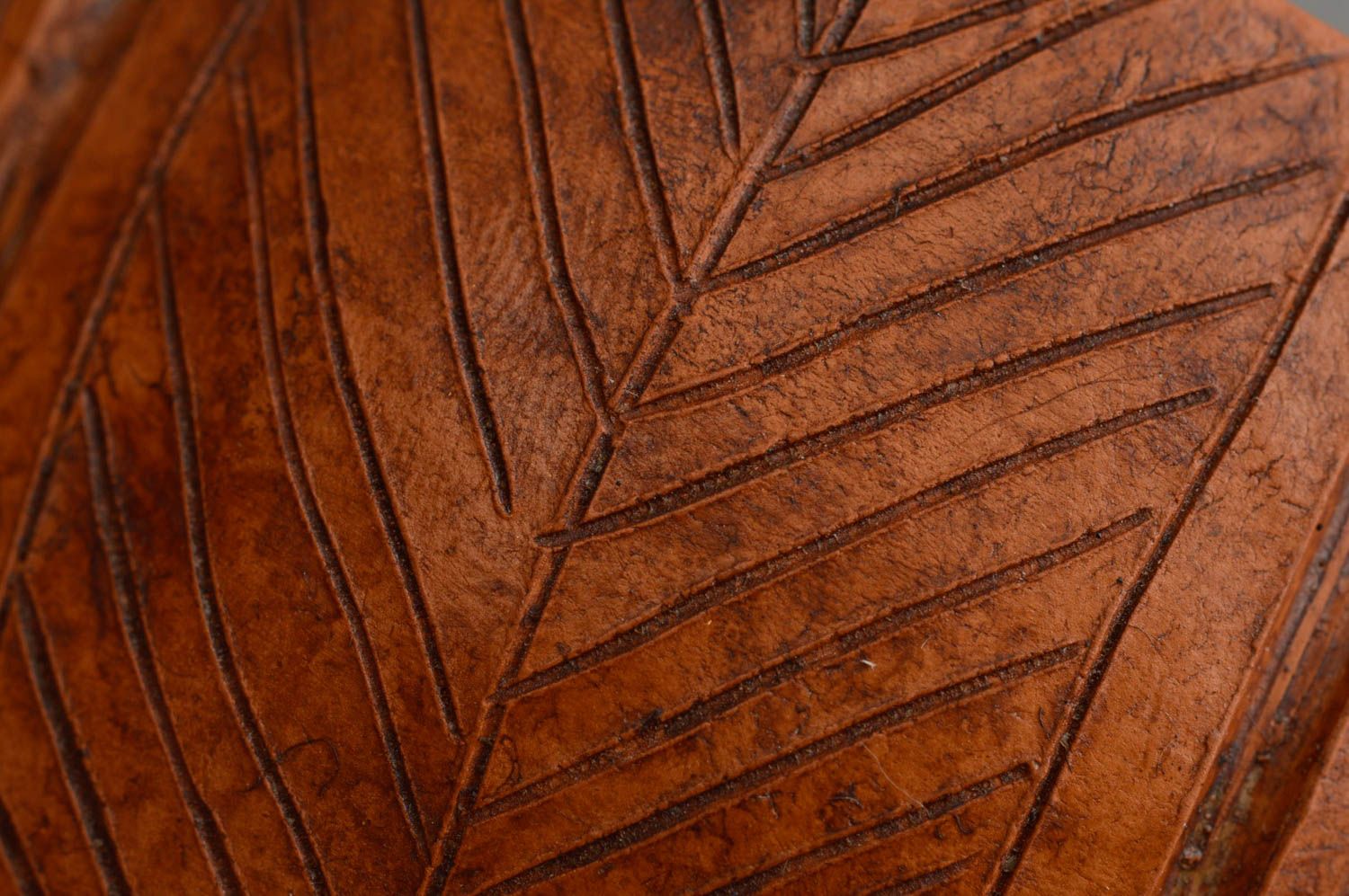 Глиняная пиала ручной работы в технике лепки коричневая с узорами красивая фото 5
