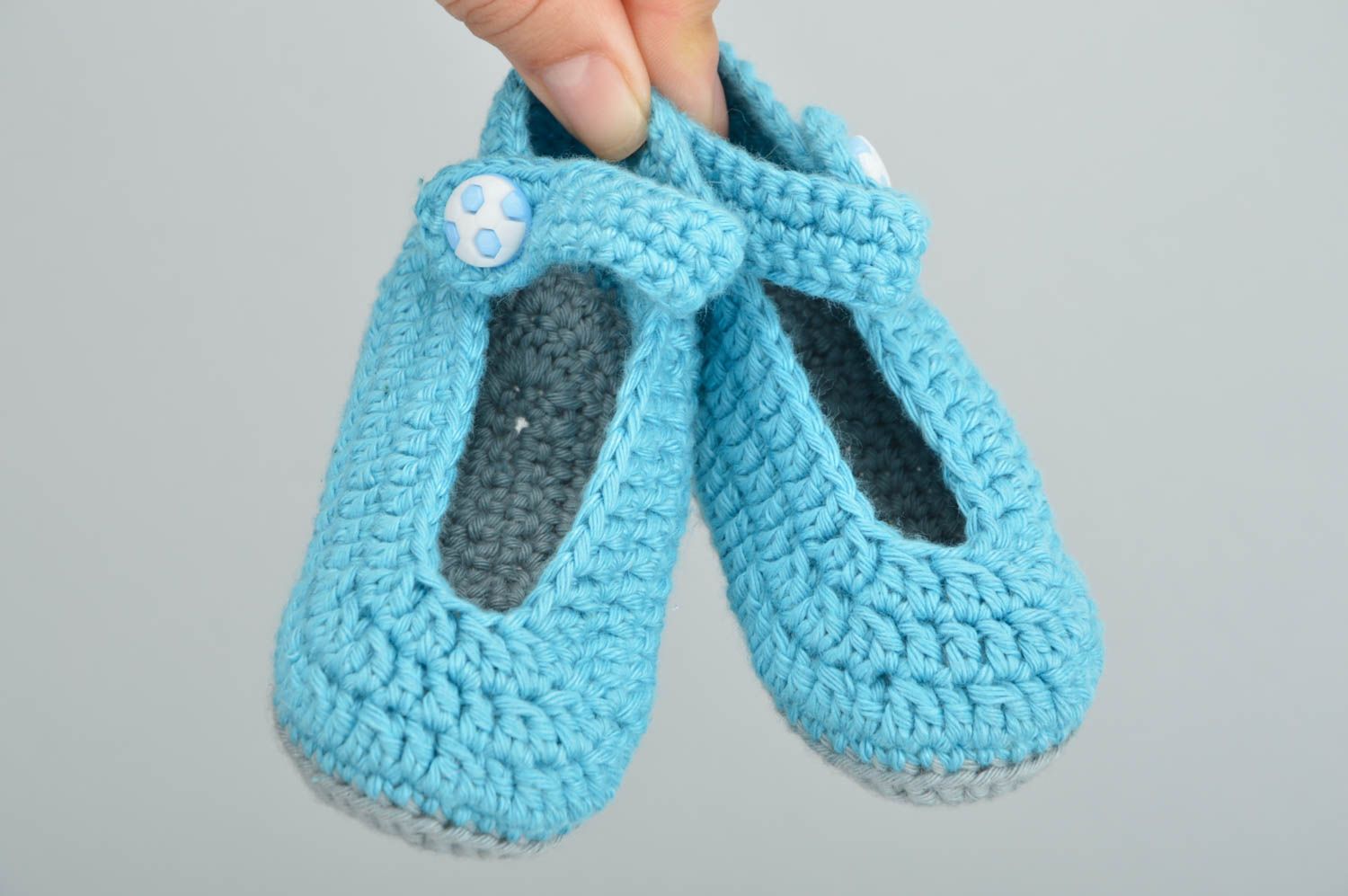 Chaussons pour bébé bleu ciel en coton naturel faits main originaux jolis photo 3