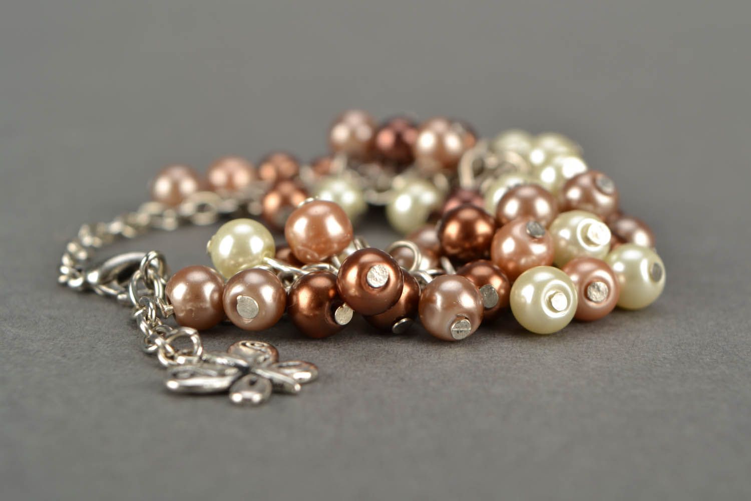 Bracelet made of artificial pearls with charm photo 5