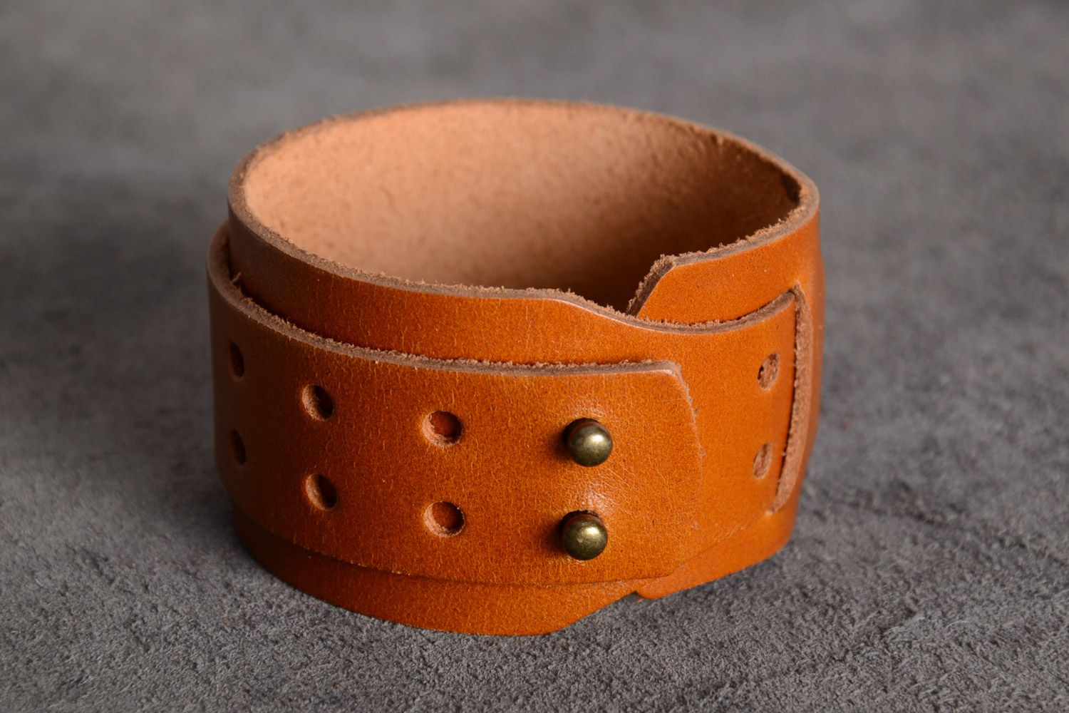 Breites braunes unisex handgemachtes Armband aus Leder Durchmesser 65 mm foto 1