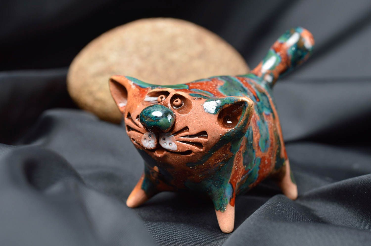 Figurine céramique peinte de glaçure colorée faite main Gros chaton rayé photo 1