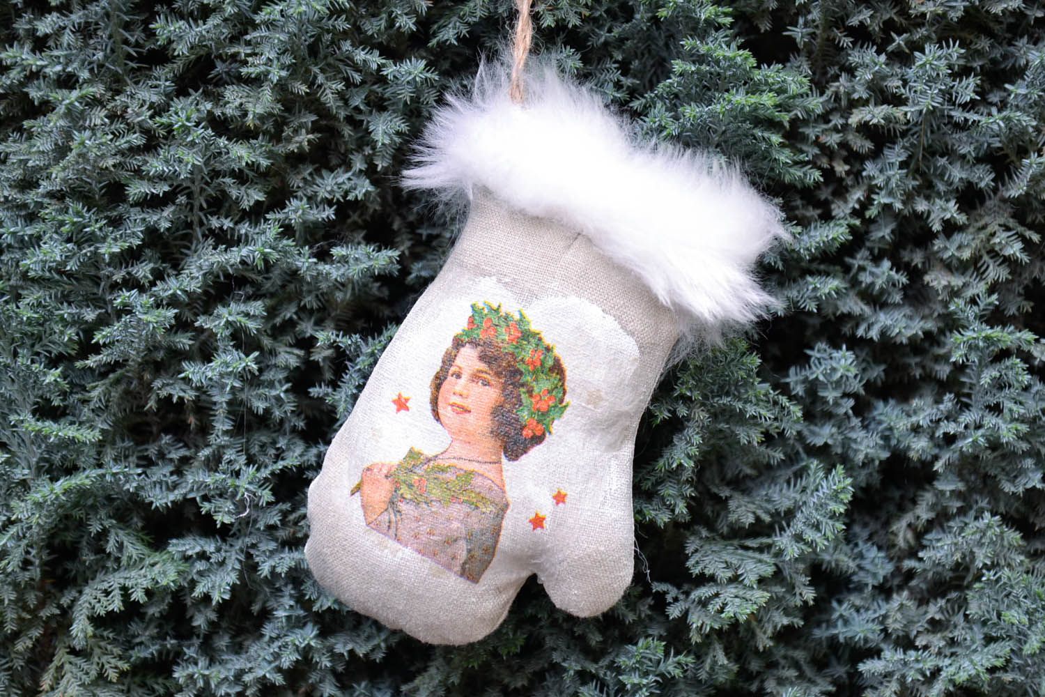 Christmas tree decoration in the shape of a mitten photo 1
