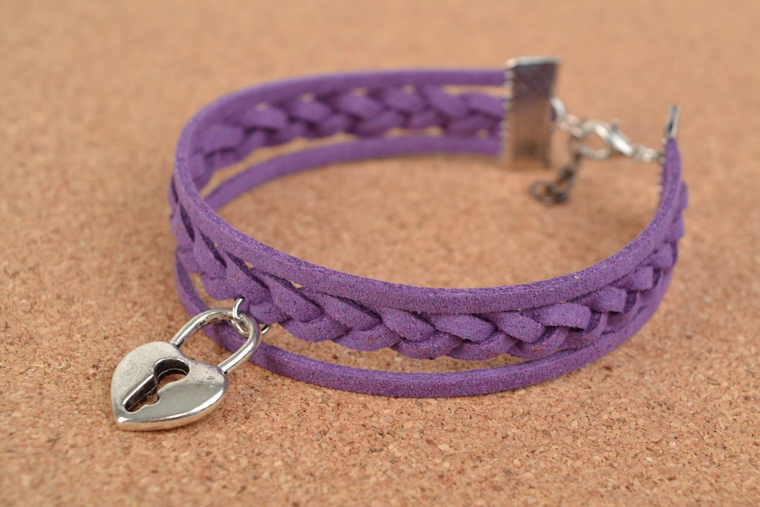 Фиолетовый браслет из замши плетеный аксессуар ручной работы с подвеской фото 1