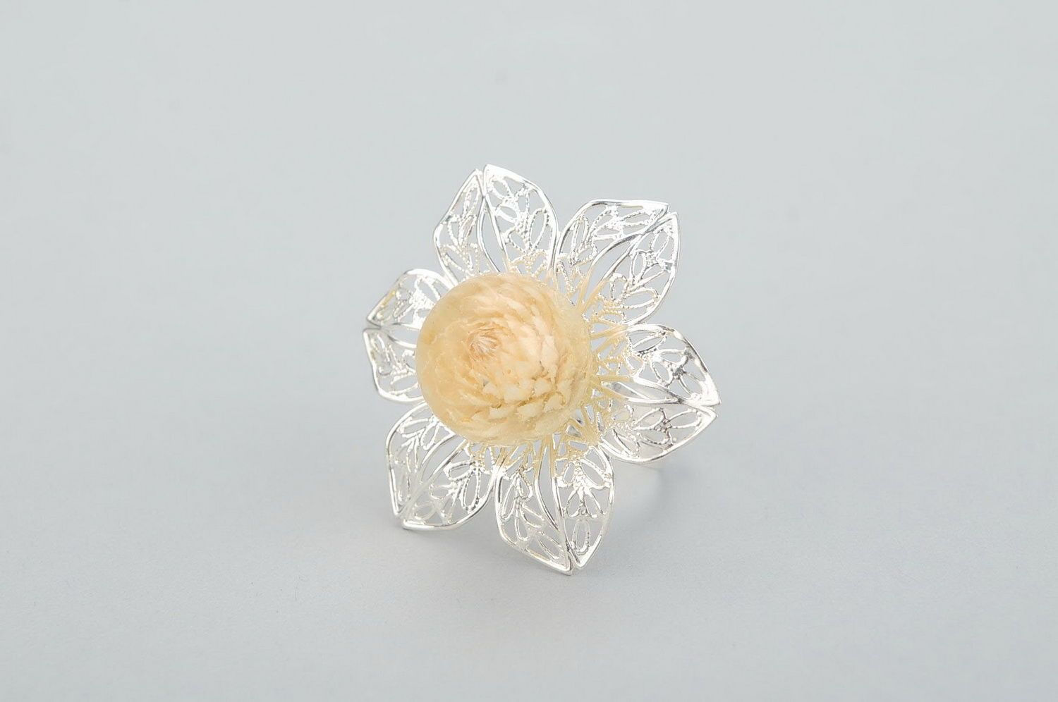 Ring with natural flower coated with epoxy Gomphrena photo 3