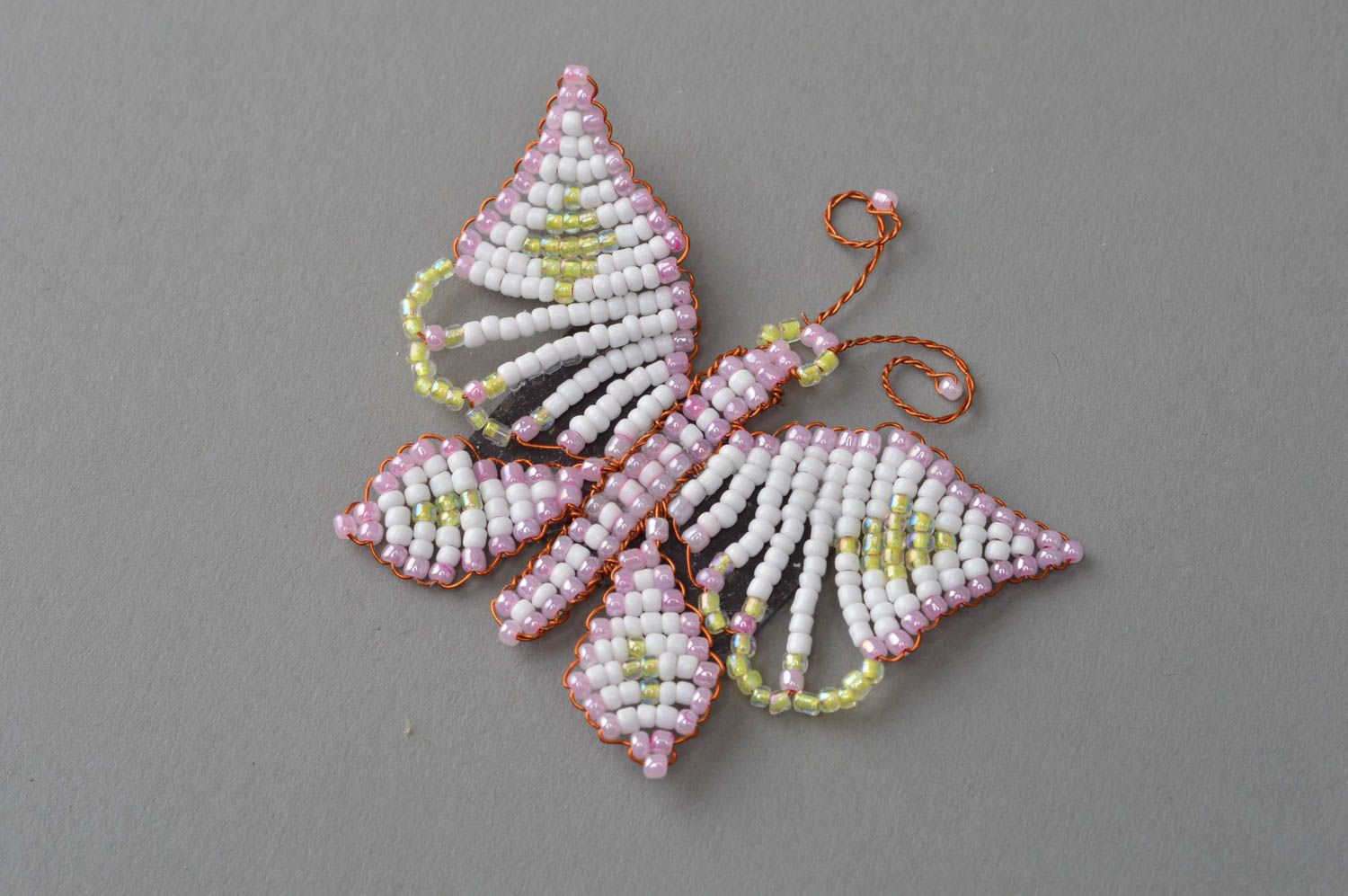 Magnet papillon rose blanc en perles de rocaille design délicat fait main photo 2