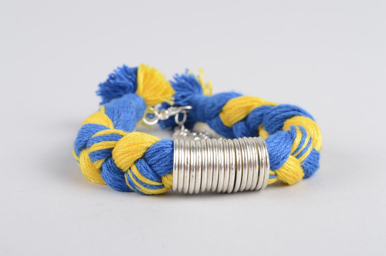 Bracelet textile Bijou fait main jaune bleu anneaux métalliques Accessoire femme photo 1