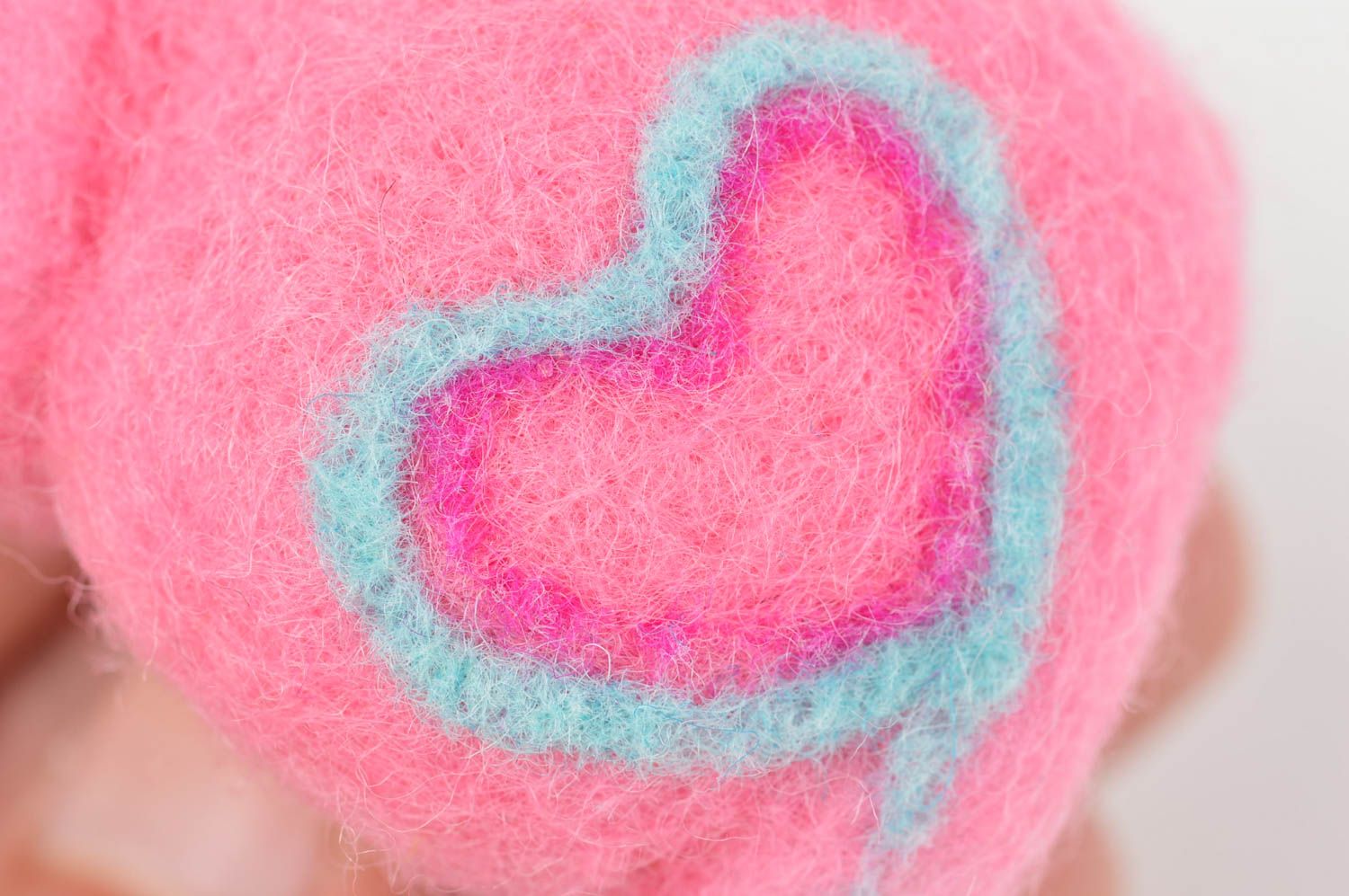 Peluche décorative fait main Jouet en laine Cadeau enfant Lapin rose avec coeur photo 5
