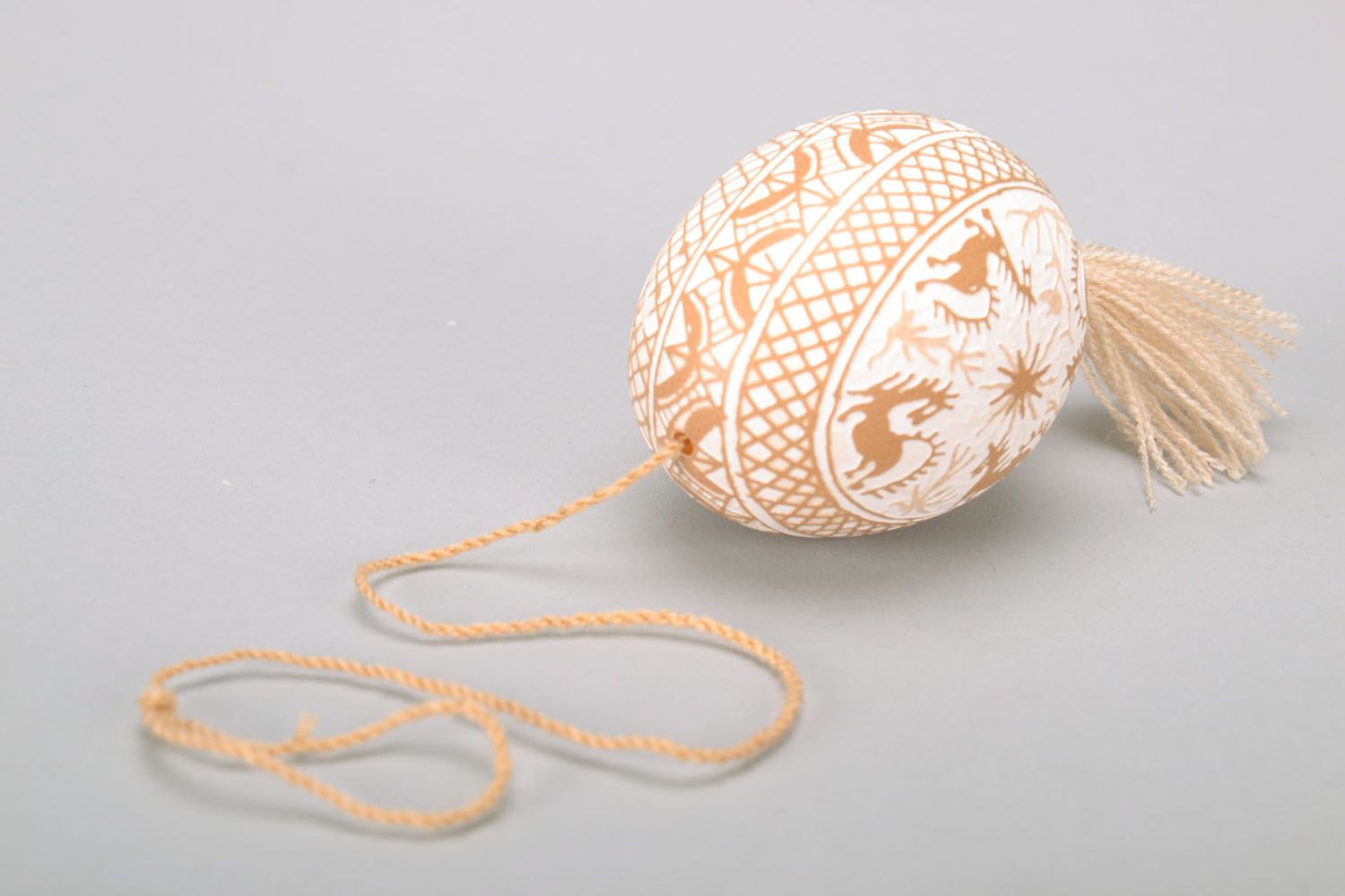 Huevo de Pascua en un cordón, pisanka artesanal foto 4