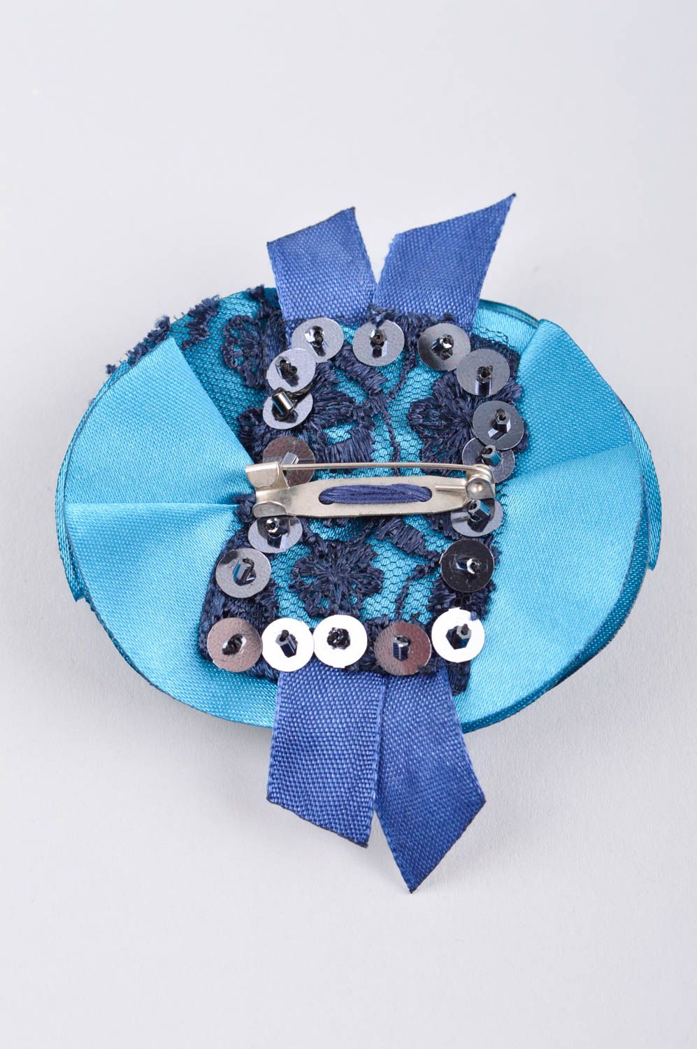 Брошь ручной работы голубая украшение из ткани с кружевом дизайнерское украшение фото 4