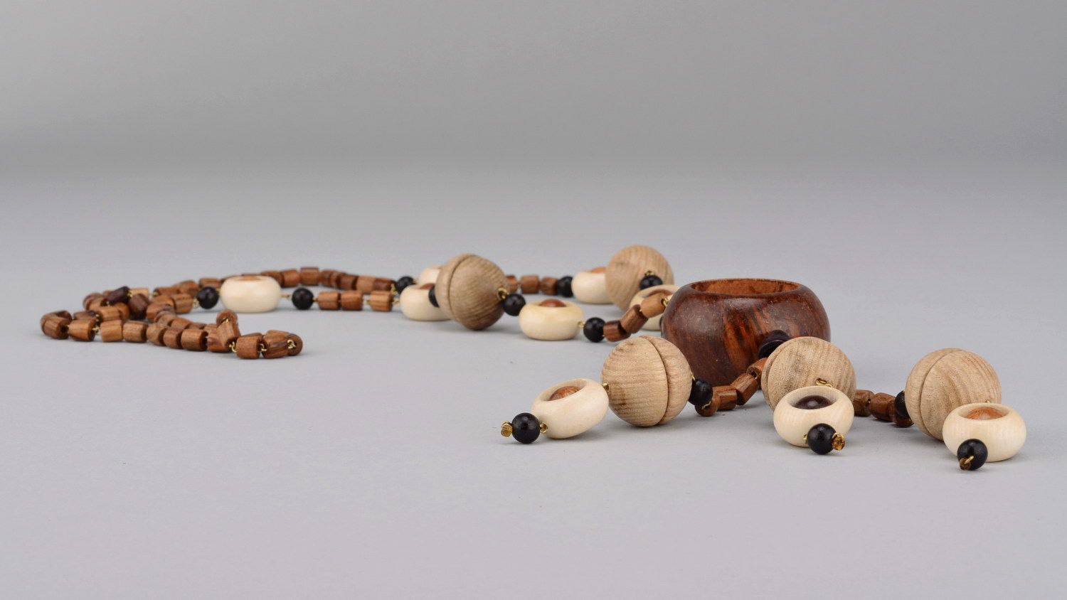 Wooden beaded necklace without clasps photo 2