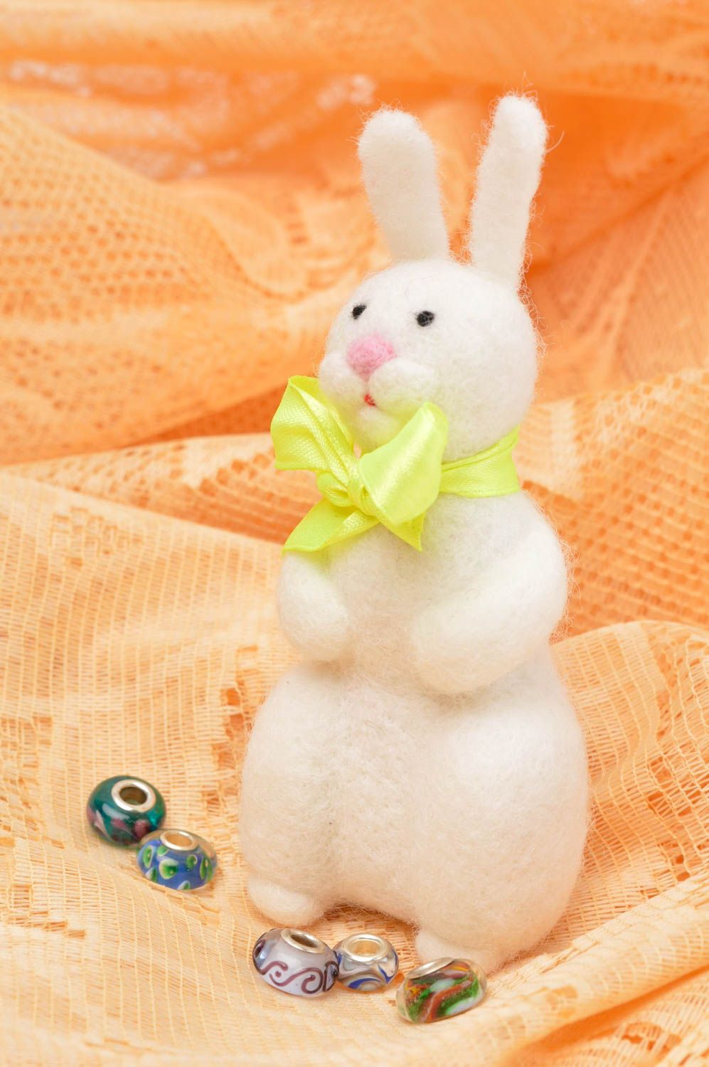 Peluche décorative fait main Jouet en laine Cadeau enfant Lapin blanc en noeud photo 1