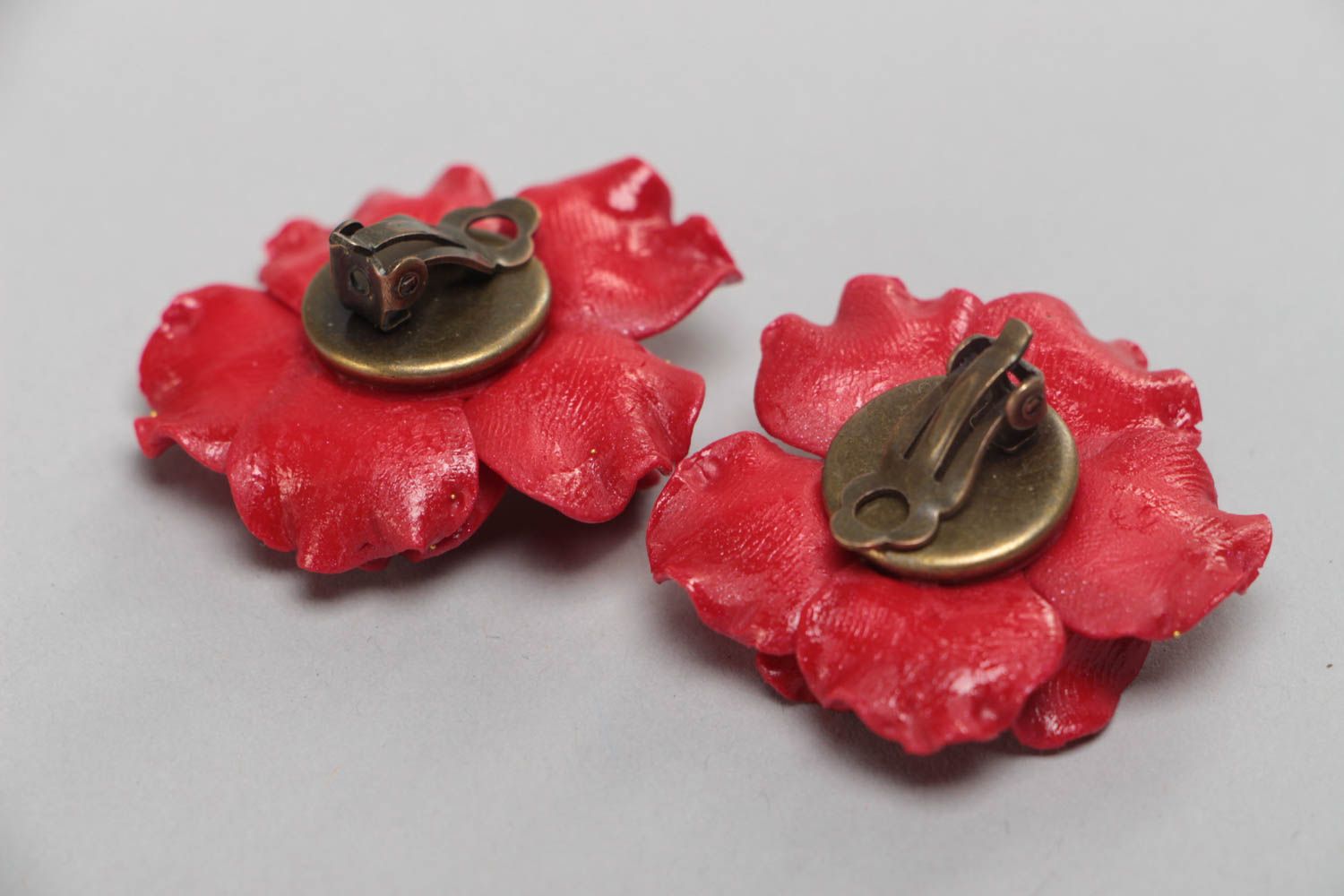 Rote handmade Ohrringe Clips aus Polymerton in Form von großen Mohnblumen  foto 4