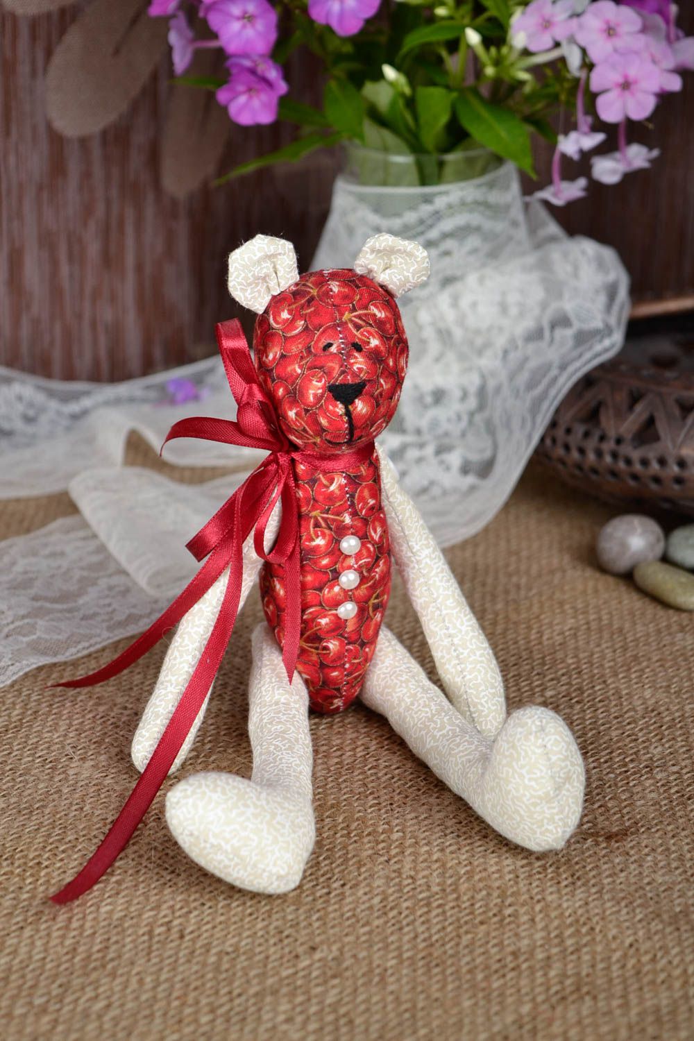 Peluche Ours en tissu de coton faite main blanc-rouge Cadeau pour enfant photo 1