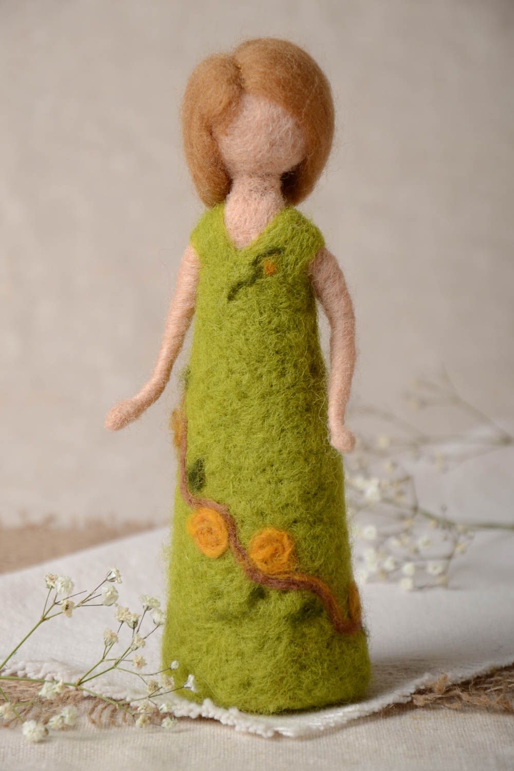 Handmade gefilzte Puppe natürliches Spielzeug Geschenk für Frau Trockenfilzen foto 1