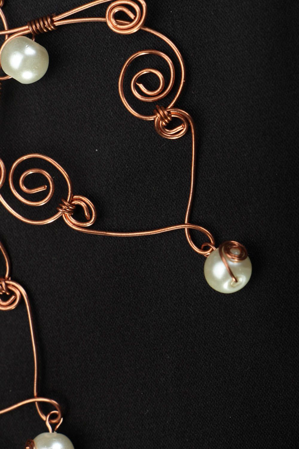 Orecchini pendenti con perle artificiali fatti a mano bigiotteria originale  foto 3