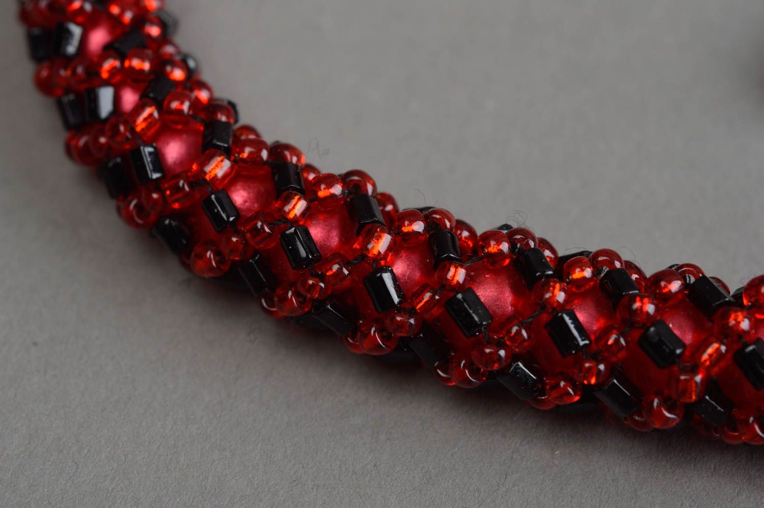 Collier spirale Bijou fait main rouge foncé perles rocaille Accessoire femme photo 5