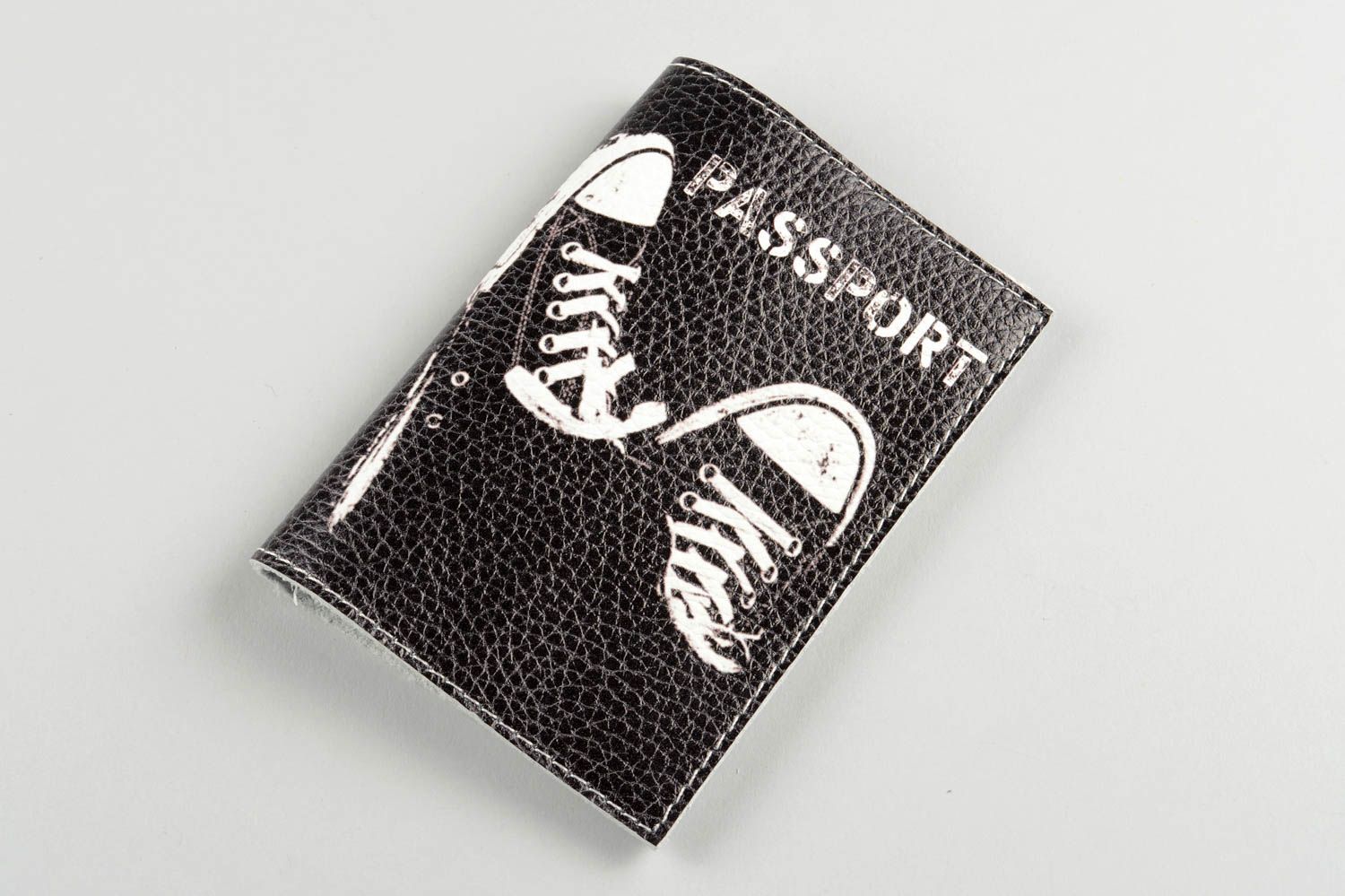 Porte-passeport cuir fait main Protège-passeport noir baskets Cadeau original photo 4