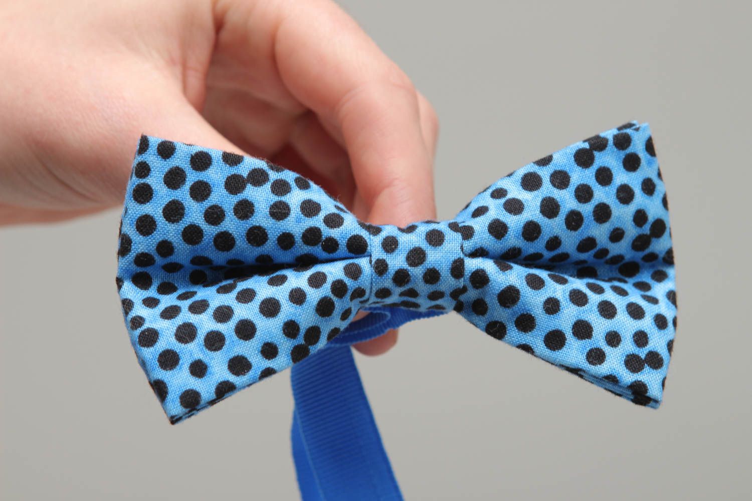 Текстильный галстук-бабочка из хлопка голубой в черный горошек фото 4