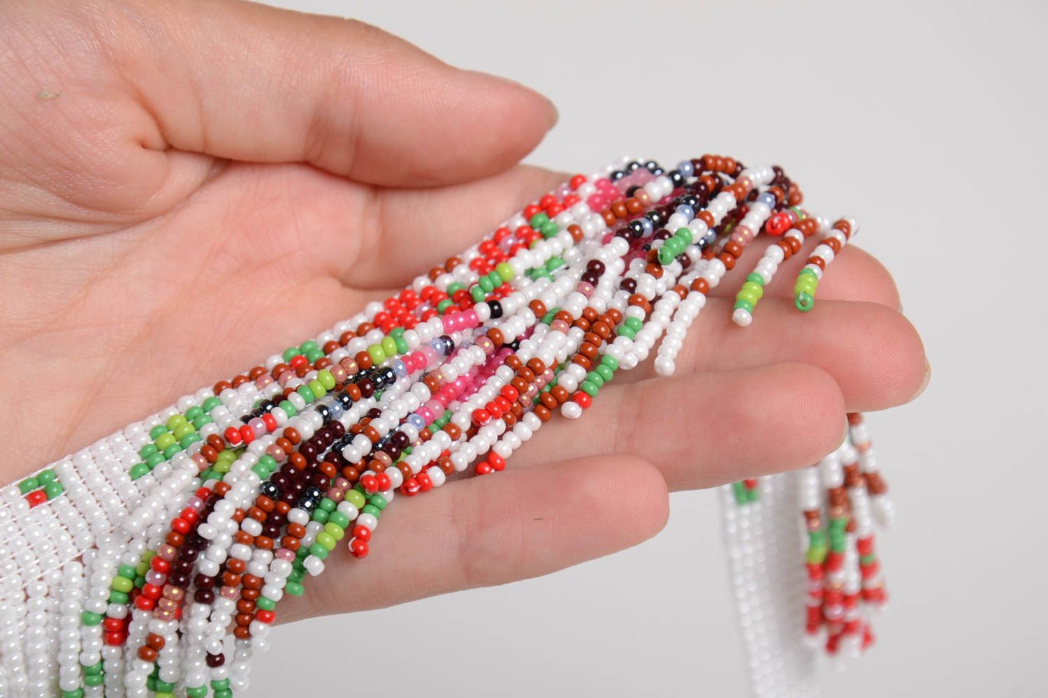 Joli collier en perles de rocaille avec ornements fait main bijou de créateur photo 3