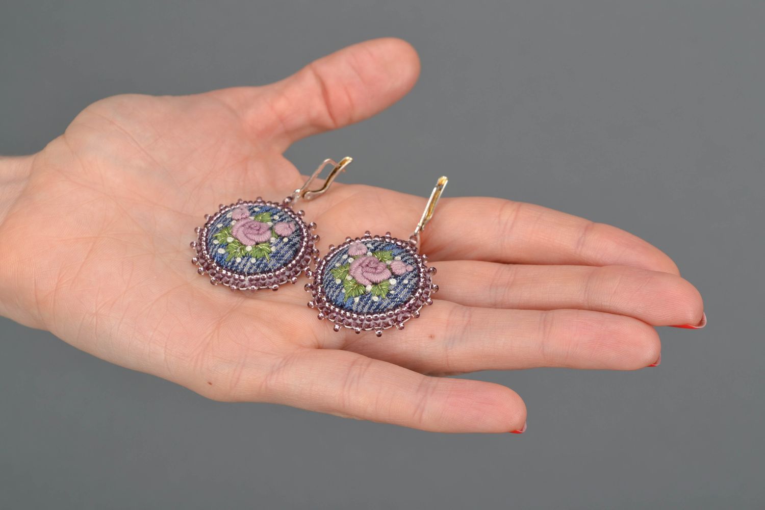 Violette Ohrringe mit Stickerei und böhmischen Glasperlen foto 2